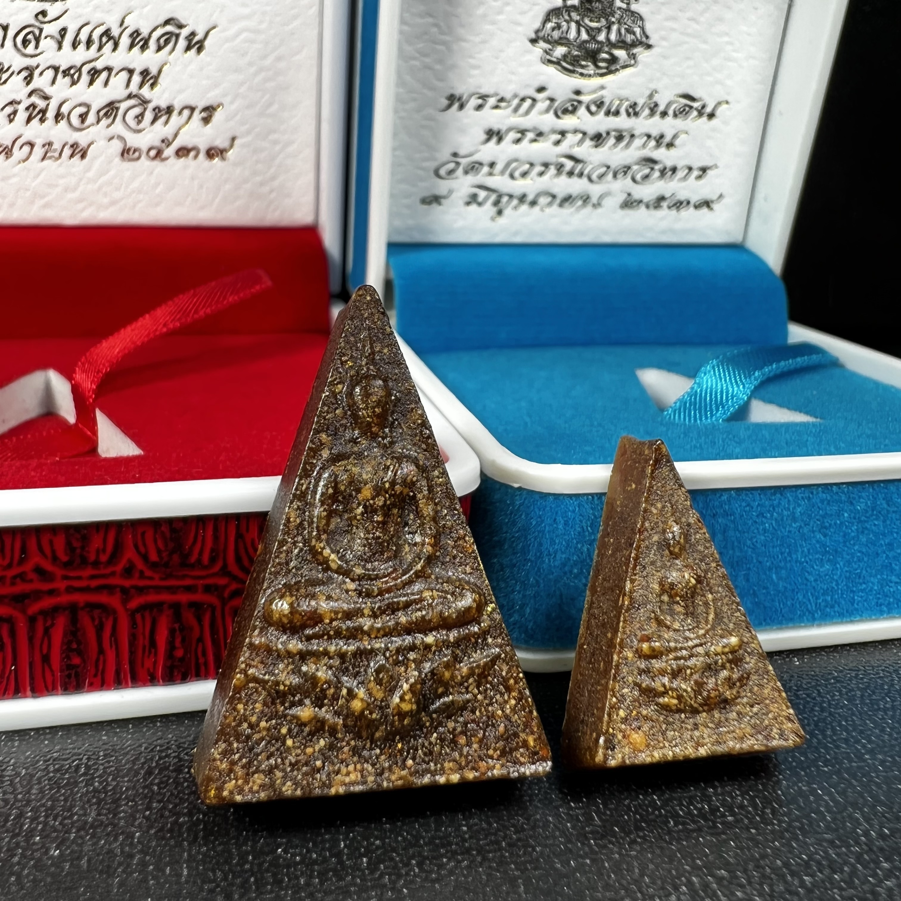 พระกำลังแผ่นดิน พระราชทาน วัดบวรนิเวศวิหาร ปี2539 พิมพ์ใหญ่-พิมพ์เล็ก กรรมการ (ในหลวง รัชกาลที่ 9 พระราชทานมวลสารจิตรลดา)นิยมหายาก