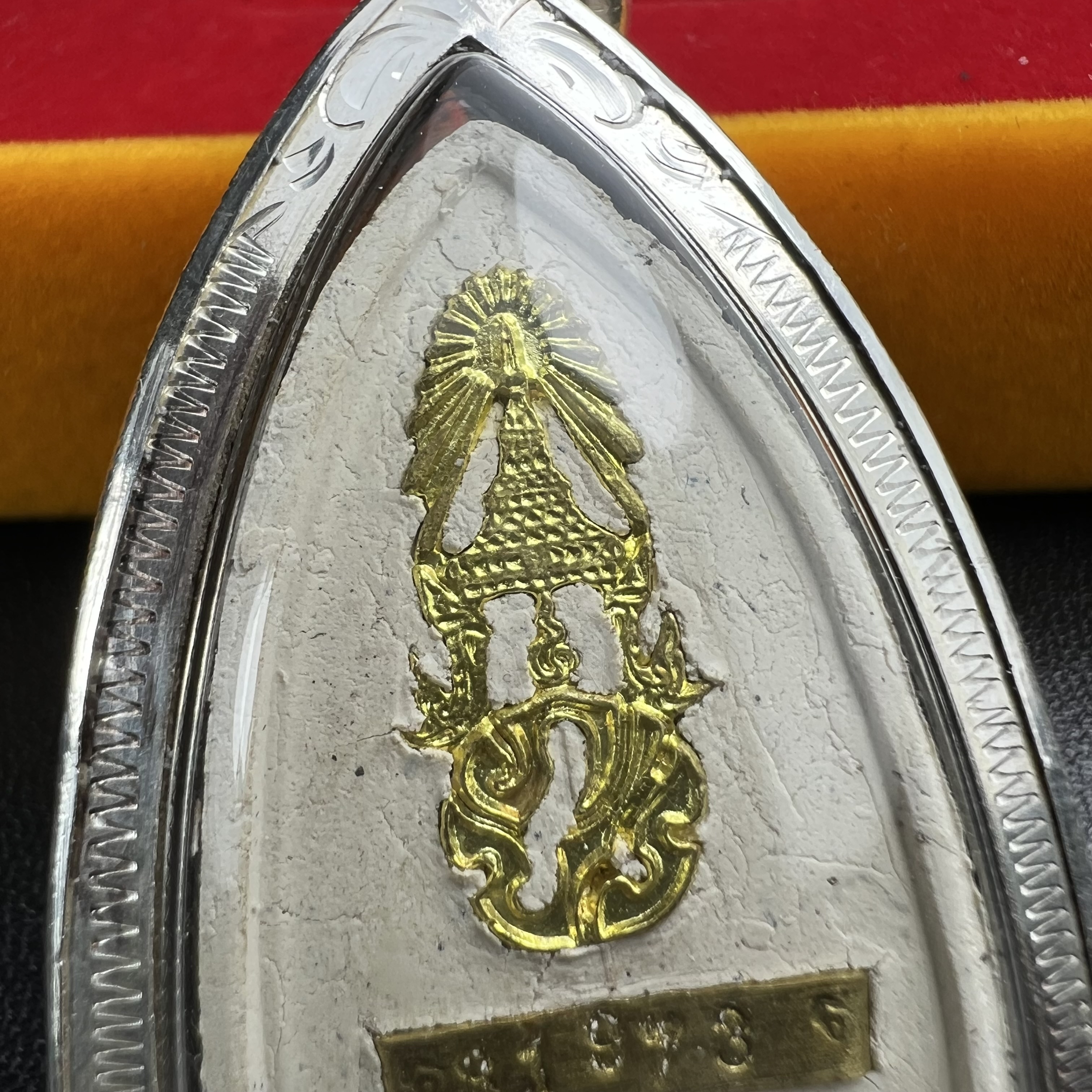 พระหลวงปู่ทวด ภปร.ปี 2547(พระชุดกรรมการ)ทรงกลีบบัว เนื้อผงสมเด็จฯ(โรยผงตะไบ ชนวนเก่า) เลี่ยมกรอบเนื้อเงินแท้(95%) กล่องบรรจุเดิมครบ พิธีมหาพุทธาภิเษก ณ วัดพระศรีรัตนศาสดาราม(วัดพระแก้ว)(เนื้อสีขาวหายากพบเจอน้อย)