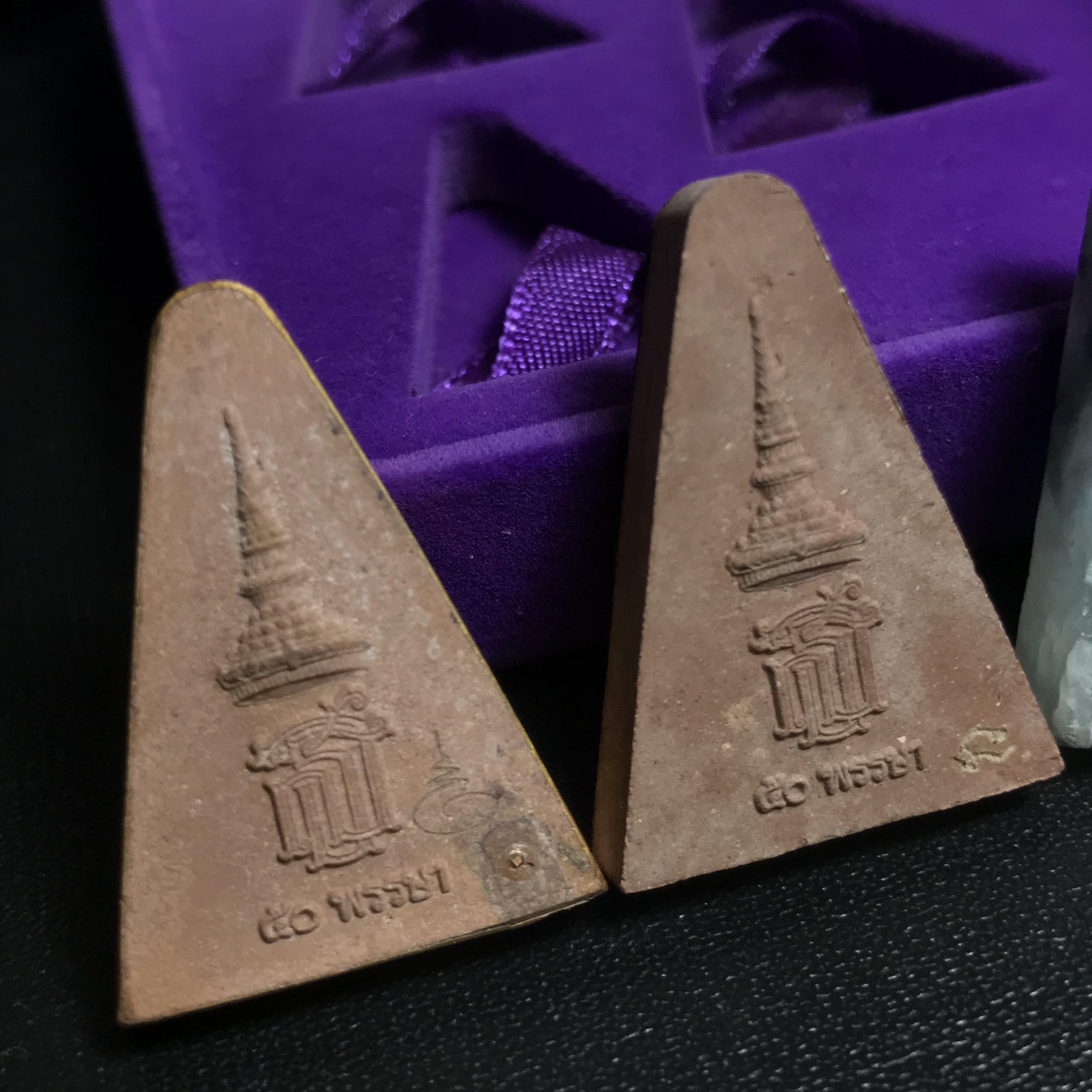 พระนางพญาเสน่ห์จันทร์ สธ. สร้างในวโรกาสทรงเจริญพระชนมายุ 50 พรรษา สมเด็จพระเทพฯ พ.ศ.2548 ชุดพิเศษ (1 ใน 5000 ชุด)หายาก