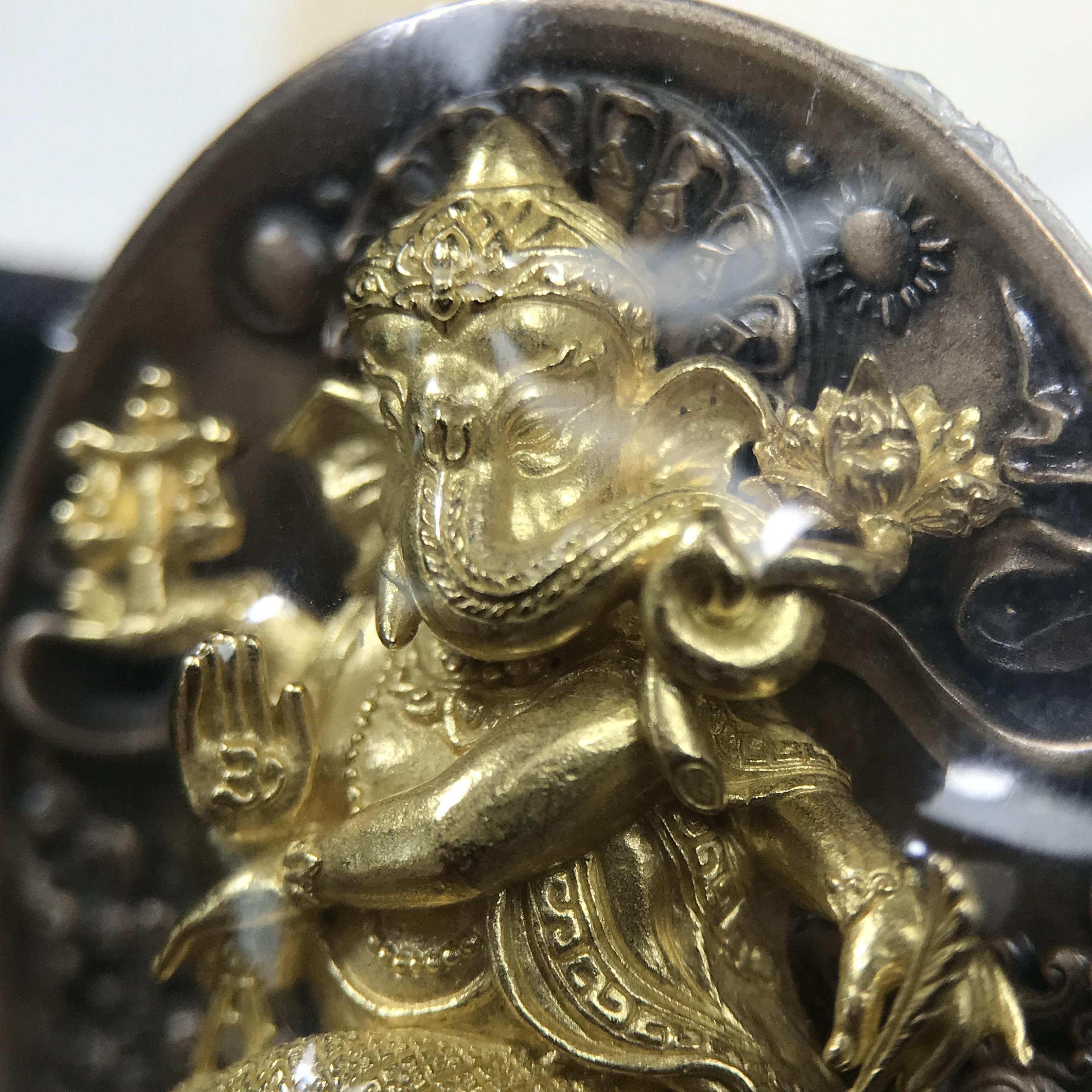 พระพิฆเนศ ประทานศิลป์ ที่ระลึกครบรอบ 50 ปี กลุ่มบ.แพรนด้าจิวเวลรี่ เนื้อบรอน์3กษัตริย์ ออกแบบได้สวยวิจิตรงดงาม ได้อัญเชิญมวลสารอันเป็นมงคลที่ได้ปลุกเสกแล้ว หลอมรวมเป็นเนื้อเดียวกับเหรียญ เพื่อความเป็นศิริมงคล สถิตย์สถาพร สืบไป