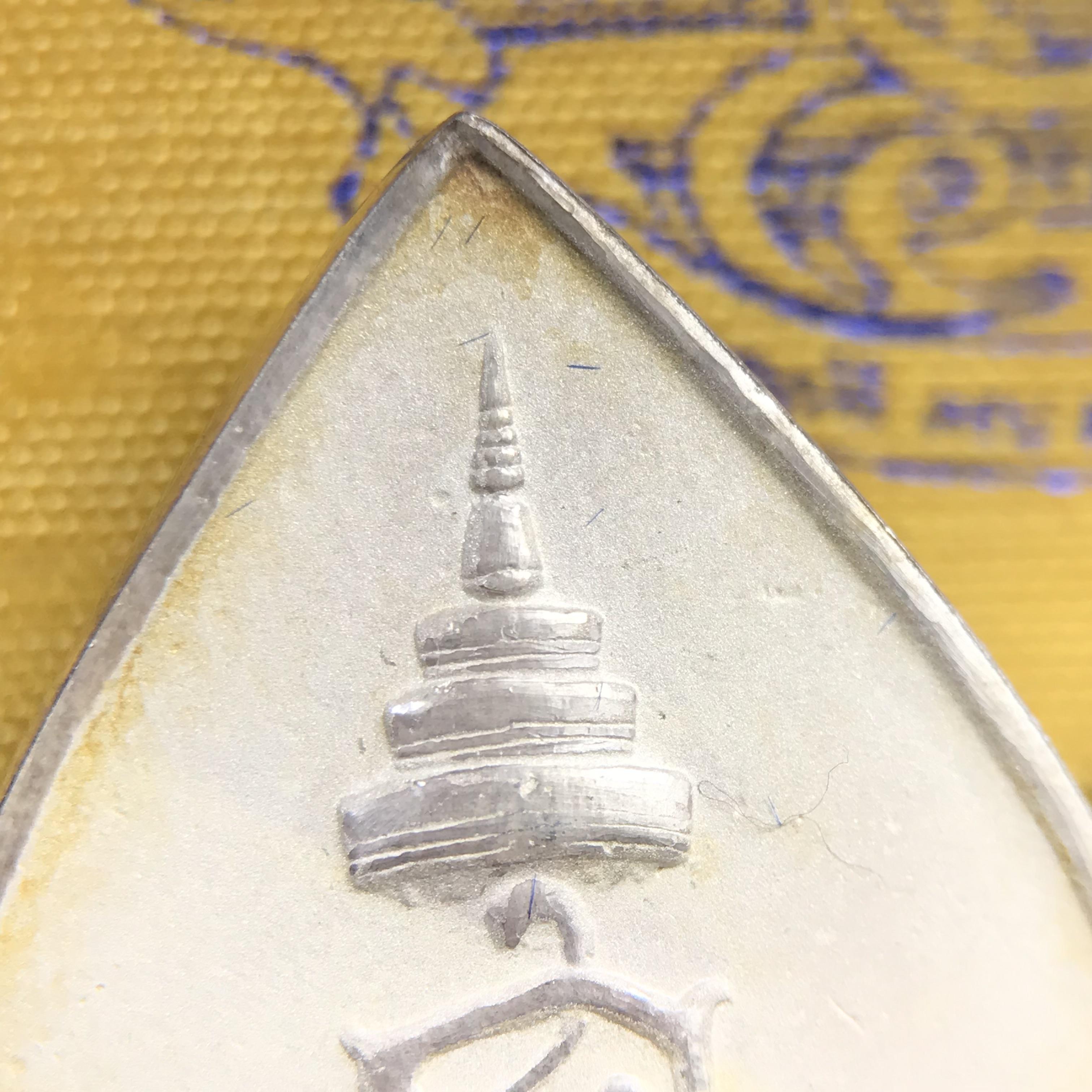 เหรียญพระพิฆเนศวร ญสส. ชุดกาญจนาภิเษกครองราชย์ 50 ปี พุทธศักราช 2538 พิมพ์ใหญ่(2.9 ซม.) เนื้อเงินผิวเดิมกลับดำขึ้นสีรุ้งเข้มขลังงดงามธรรมชาติสร้างสรรค์ สภาพสวยเดิมพร้อมกล่องบรรจุเดิม ตอกโค๊ดหมายเลขกำกับ(1ใน 5539องค์)สี สวย แบบ นิยม หายาก