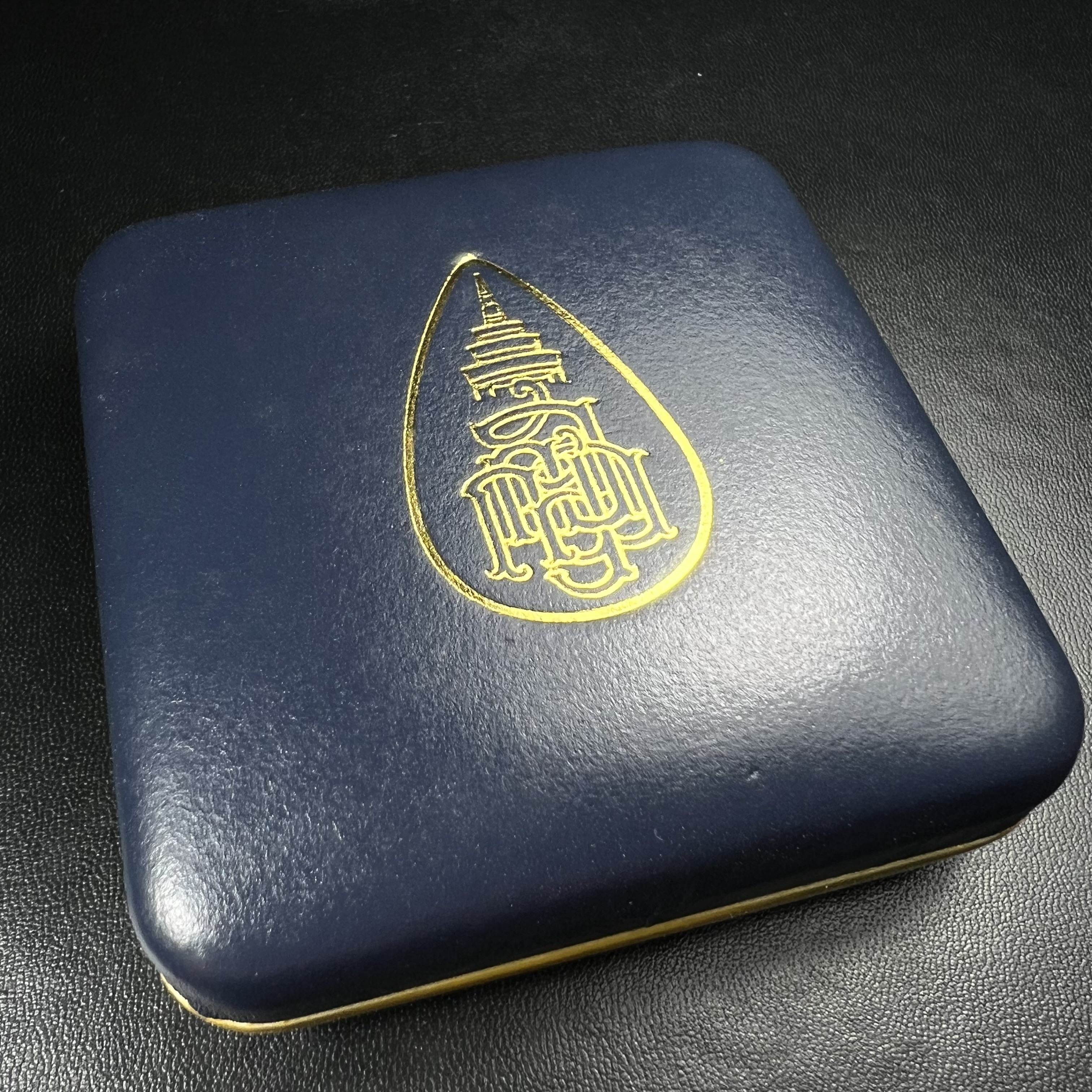 พระกริ่ง-พระชัยวัฒน์ ไพรีพินาศ ญสส.รุ่น นวฤทธิ์โภคทรัพย์ ปี 2544 อุดผงพุทธคุณ บรรจุมวลสารจิตรลดา และเส้นพระเกศาของสมเด็จพระญาณสังวร พระสังฆราชฯ พร้อมกล่องบรรจุเดิม เนื้อนวโละผิวปัดแต่ง(นำฤกษ์) ชุดหมายเลข ๑๙(1ใน 999 ชุด) หายากพบเจอน้อยมาก