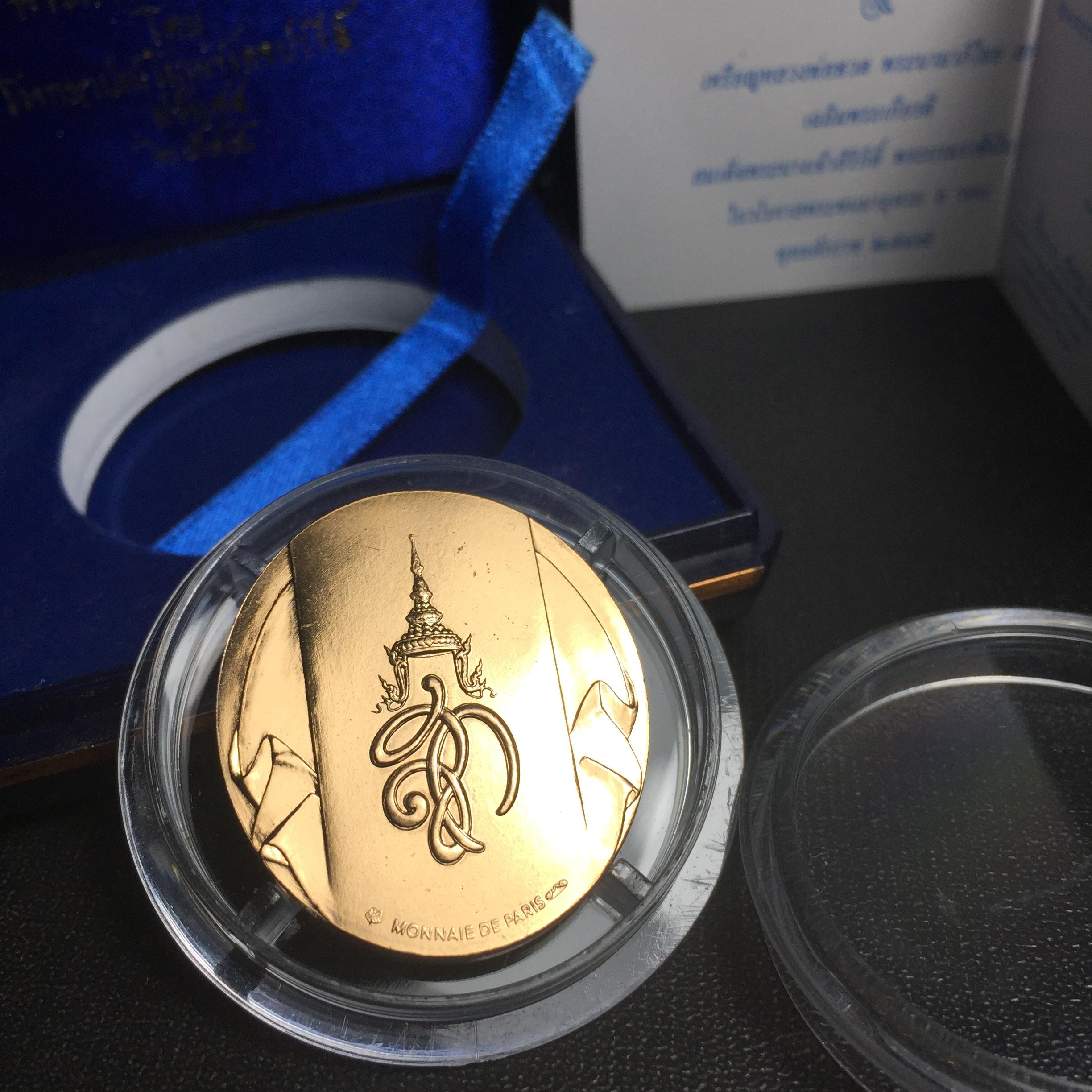 เหรียญหลวงพ่อทวด หลังพระนามาภิไธได้ย สก. ปี2544 พิธีใหญ่ ผลิตโดยโรงกษาปณ์โมเน่ร์ เนื้อบรอนซ์(ทองแดง)สภาพสวยสมบูรณ์กล่องใบรับรองครบ