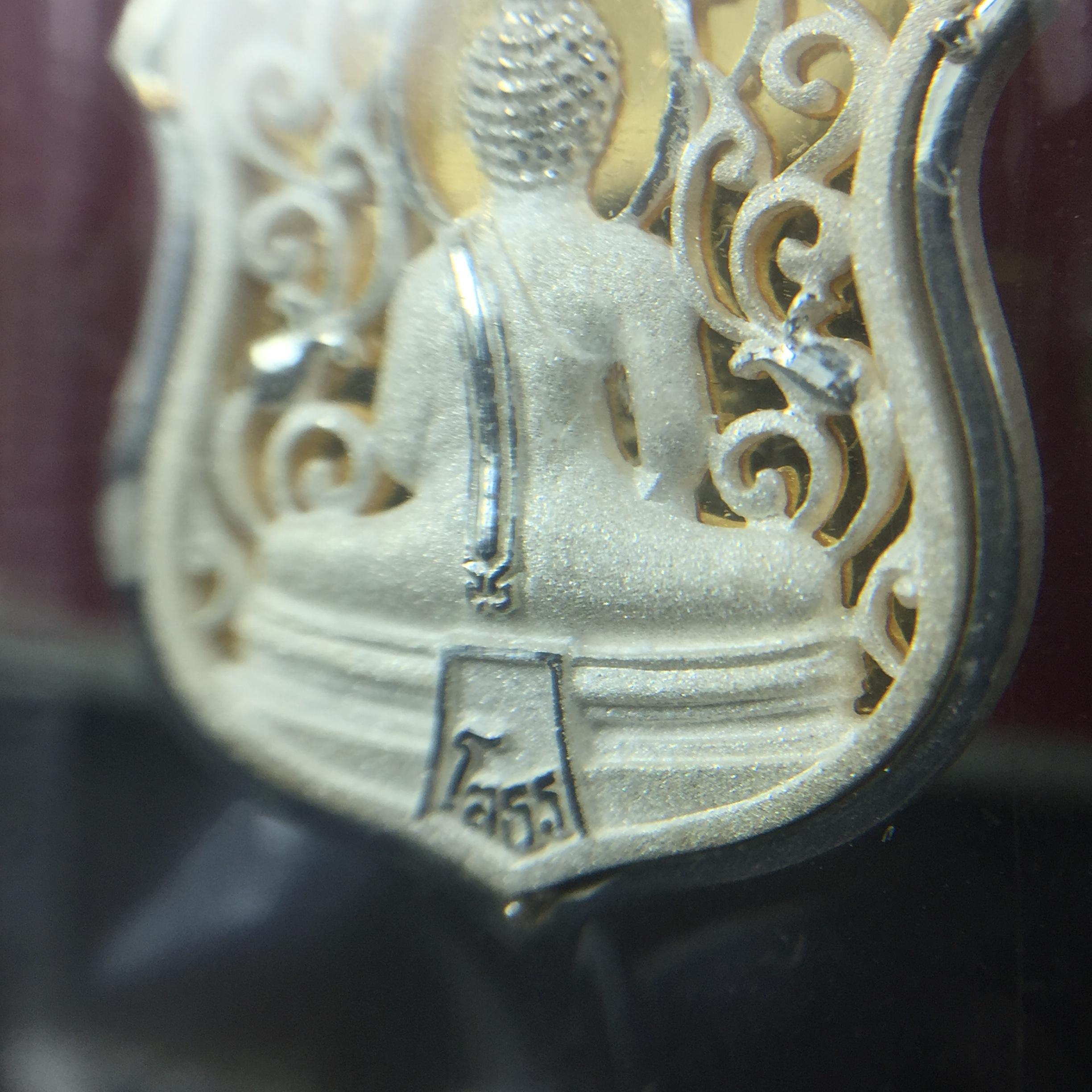 เหรียญหล่อฉลุลายพระพุทธโสธรทรงอาร์มลายกนก เนื้อเงินบริสุทธิ์พ่นทรายนวลขัดเงา(แผ่นกลางทองคำ) พิมพ์เล็ก สูง 2.1 ซม. รุ่น "ทูลเกล้ามหามงคล" ปี 2544(สภาพคัดสวยซีนซองเดิมกล่องบรรจุเดิมครบสมบูรณ์)