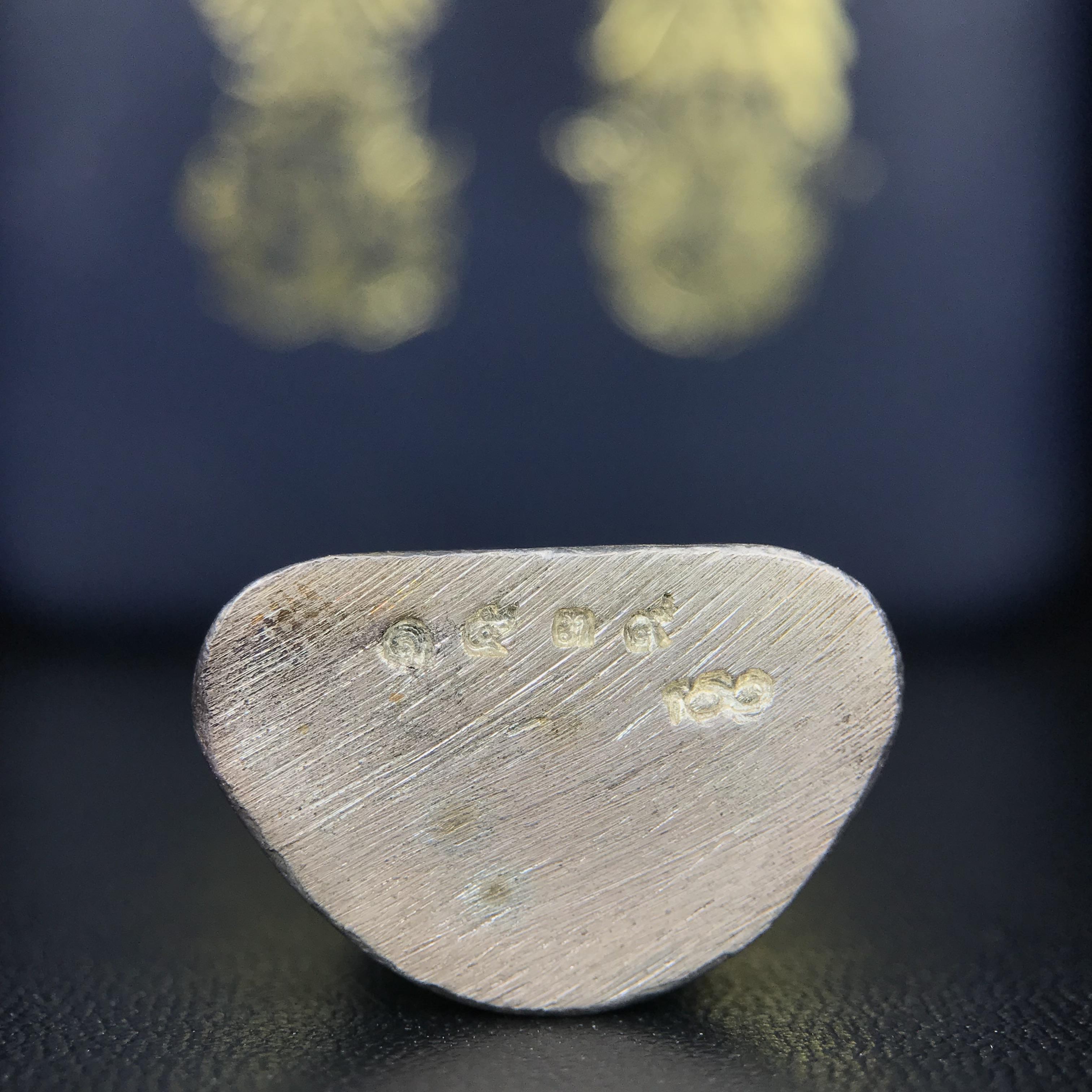 พระกริ่งพระพุทธนรสีห์ จปร.+ภปร. ครบรอบ 100 ปี ธนาคารไทยพาณิชย์ ปี 2550 พระกริ่งเนื้อเงิน(หายาก)(พุทธศิลป์งดงาม)ด้านหน้าฐานประดับด้วยตราสัญลักษณ์ "จปร" และ "ภปร" (องค์เนื้อเงินสร้างน้อย พบเจอน้อยหายาก)1 ใน 2500 องค์