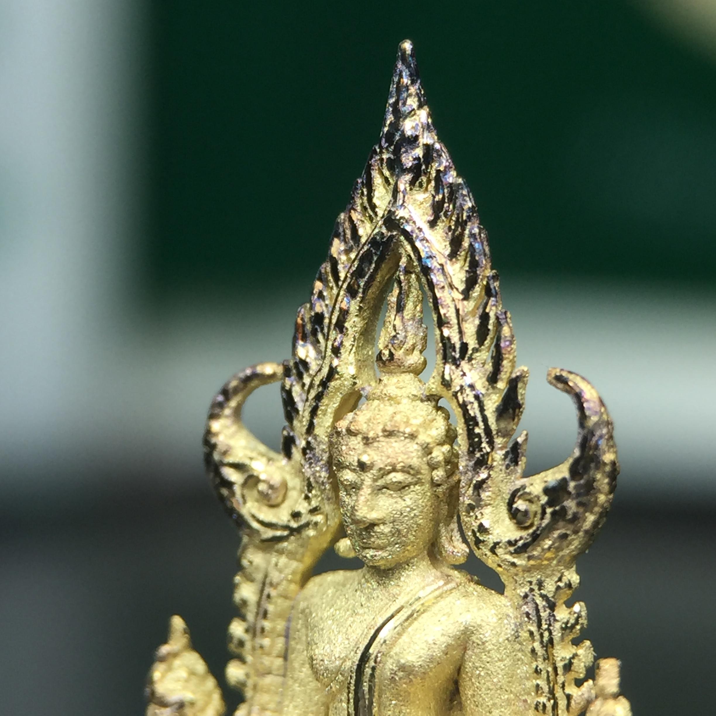 พระพุทธชินราช ภปร. ในวโรกาสพระราชพิธีมหามงคล เฉลิมพระชนมายุ6รอบ 5ธันวาคม2542 มูลนิธิพิทักษ์ดวงตาประชาชน จัดสร้าง เนื้อเงินบริสุทธิ์ 99.9% แบบชุบทองประกายเพชร 3 ไมครอน พิมพ์กลาง ขนาดสูง 2.4 ซม. พร้อมกล่องบรรจุเดิม