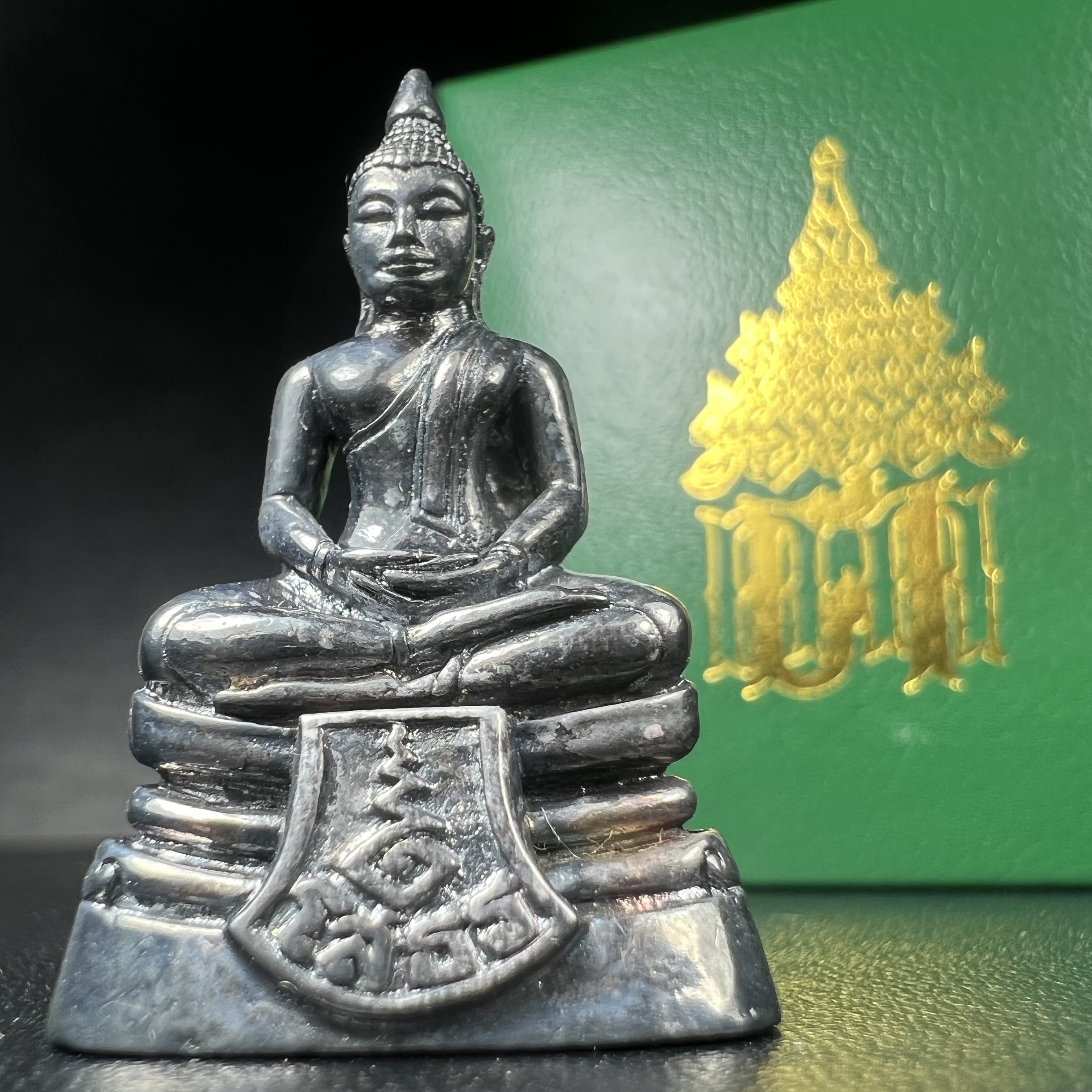 พระพุทธโสธร รุ่น กศก. 120 ปี เนื่องในโอกาสครบ 120 ปี กรมศุลกากร กระทรวงการคลัง จัดสร้าง ปี 2537 เนื้อเงินบริสุทธิ์ 99.9% ผิวขัดเงาลงดำ(งานบริษัท แพรนด้า จิวเวลรี่)สวยงดงาม ทรงคุณค่า
