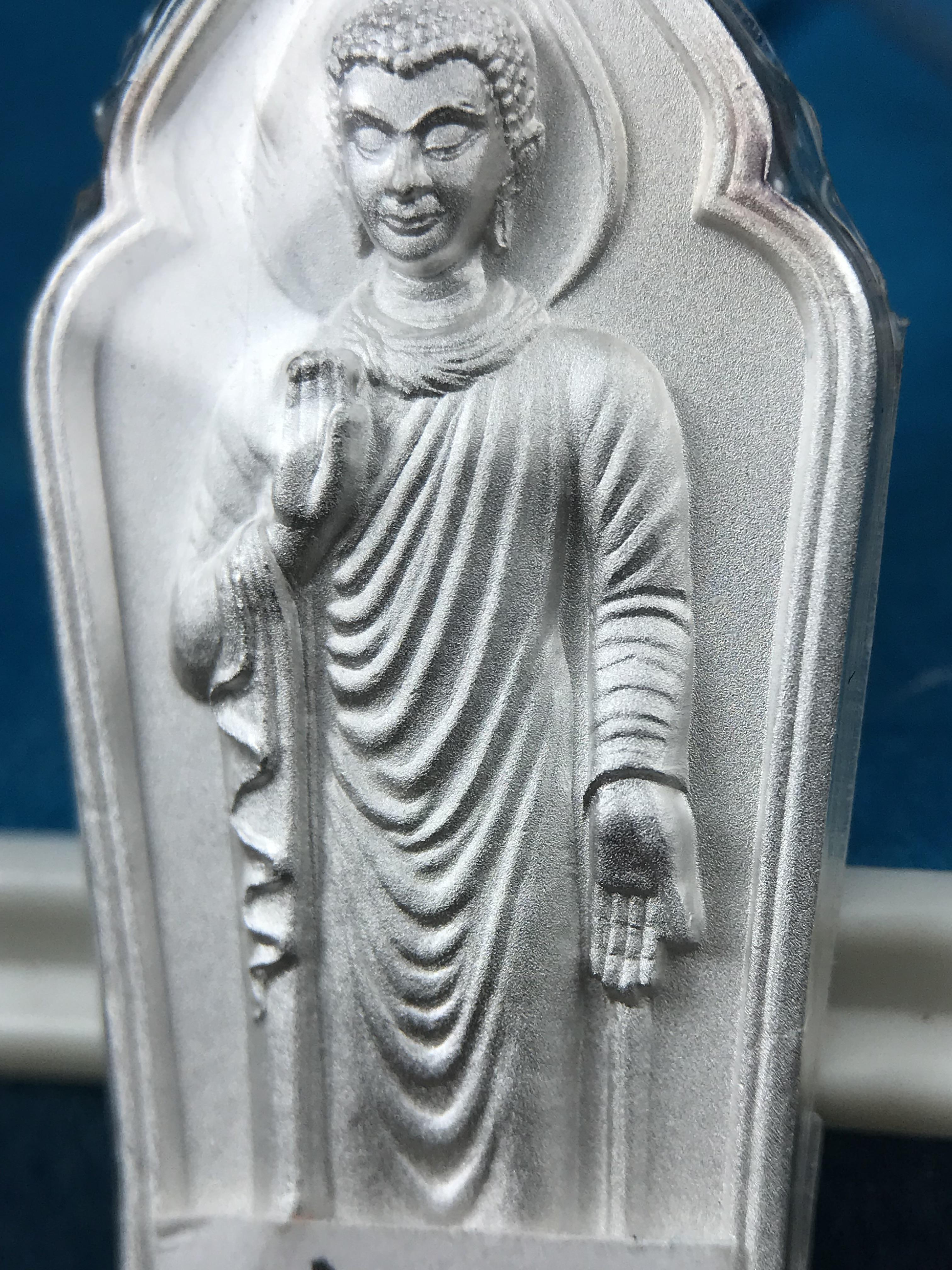 เหรียญที่ระลึกพระพุทธเมตตาประชาไทยไตรโลกนาถคันธารราฐอนุสรณ์ หลัง ภปร. และ สก. วัดทิพย์สุคนธาราม จ.กาญจนบุรี ปี 2558 เนื้อเงิน 99.99% ขนาดสูง 4.6 ซม. ที่ระลึก ร.9 พระชนมพรรษาครบ 7 รอบ และ สมเด็จพระราชินี พระชนมพรรษา 80 พรรษา พิธีใหญ่(หายาก1 ใน 999 เหรียญ)