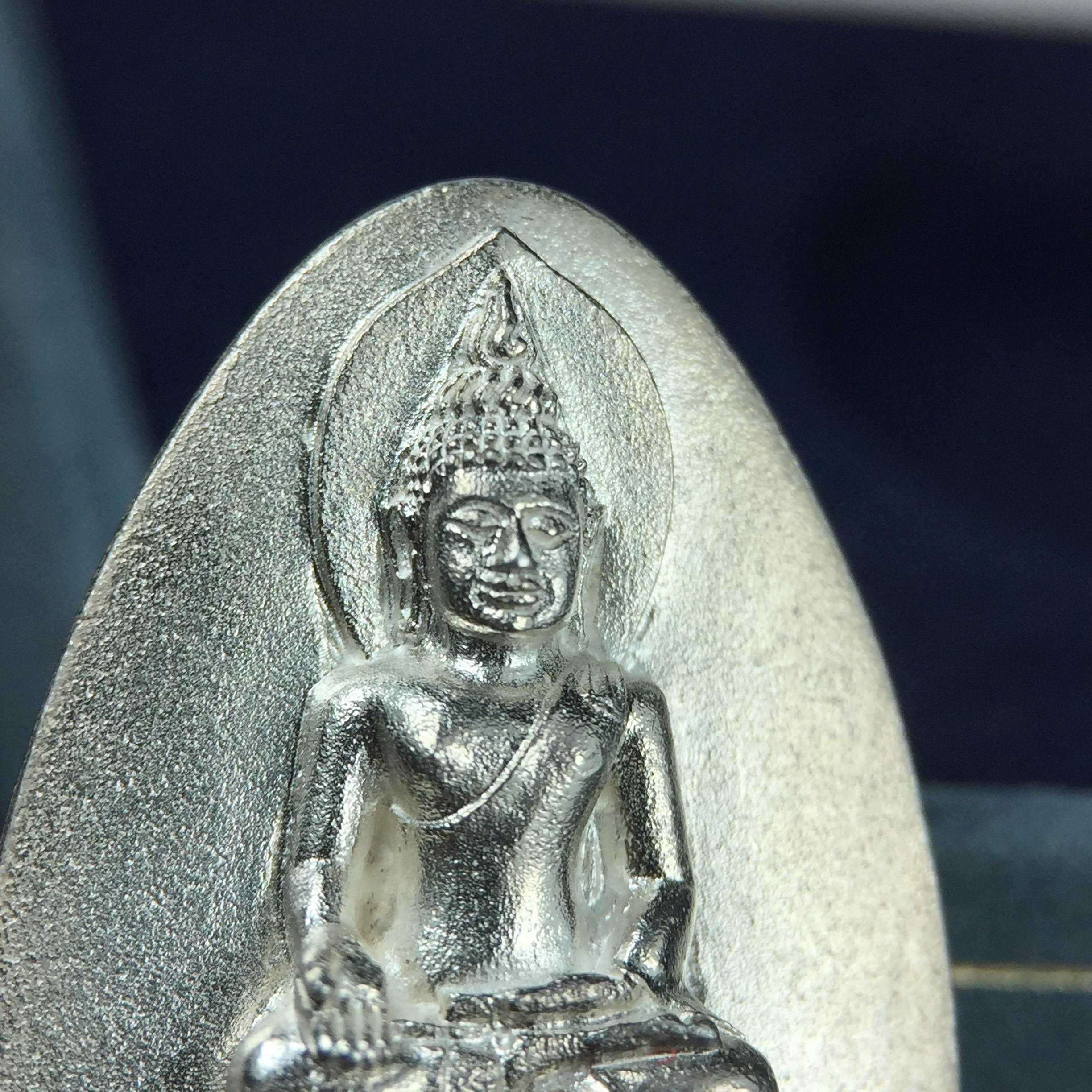 เหรียญพระไพรีพินาศตราสัญลักษณ์ หลัง สก มหามงคลเฉลิมพระชนมพรรษา 5 รอบ ครบ 60 พรรษาพระราชินีในหลวงรัชกาลที่ 9 ปี 2535 วัดบวรนิเวศวิหาร เนื้อเงิน(หมายเลข ๔๒๐)พร้อมกล่องบรรจุเดิมสวยครบ (เนื้อเงินรุ่นนี้พบเจอน้อยมาก)