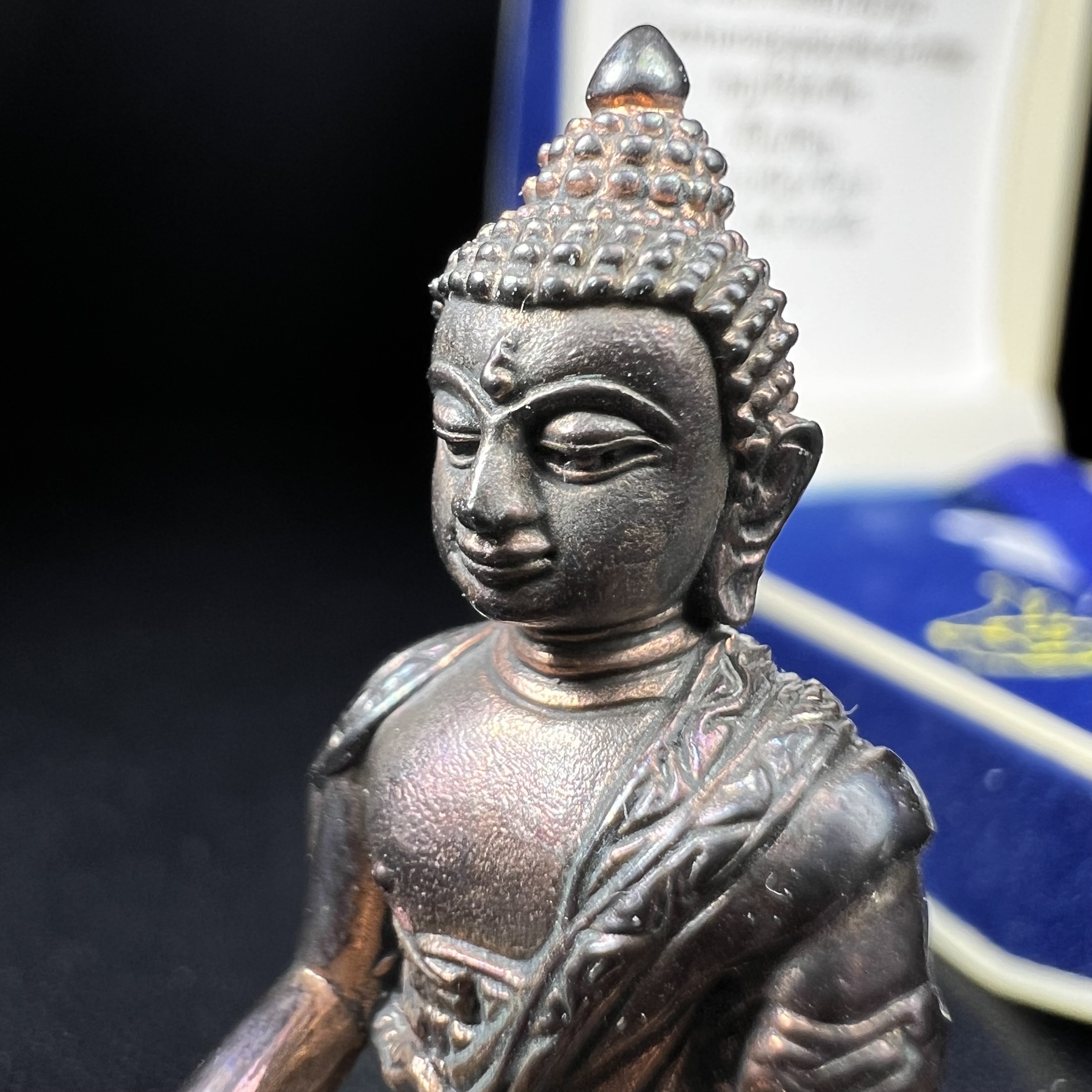 พระกริ่งคชวัตร รุ่นแรก วัดบวรนิเวศวิหาร ปี 2546 เนื้อนวโลหะเต็มสูตรแก่ทองคำ ฉลองพระชนมายุ 90พรรษา สมเด็จพระสังฆราชเจ้า กรมหลวงวชิรญาณสังวร (เจริญ สุวฑฺฒโน) พุทธศิลป์ที่เป็นเอกลักษณ์ ทุกองค์บรรจุเส้นพระเกศาของสมเด็จพระญาณสังวร ยอดนิยม หายาก 1 ใน 3999 องค์