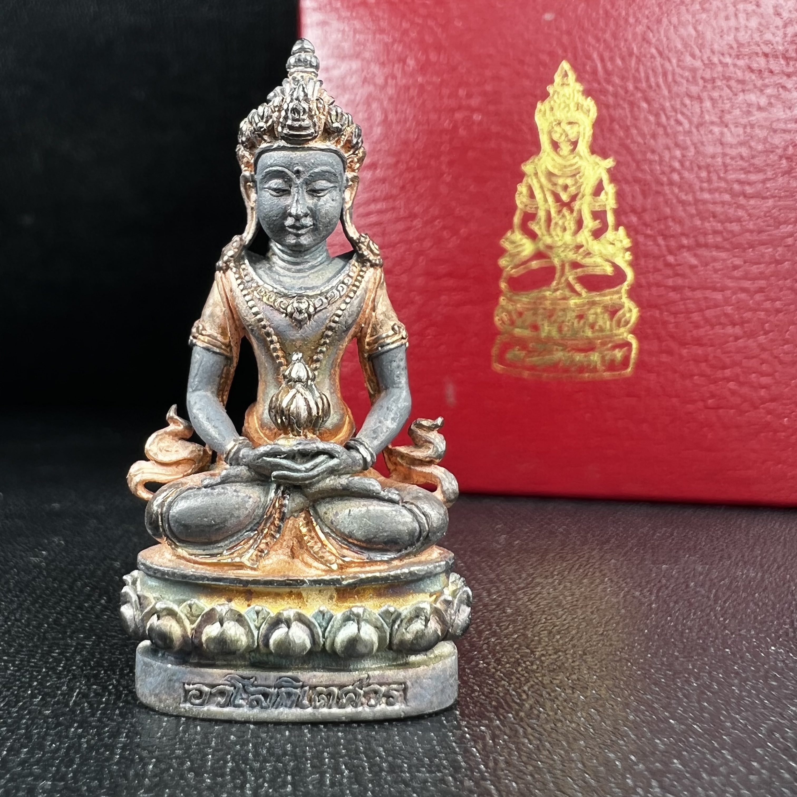 พระกริ่งอวโลกิเตศวร ( เจ้าแม่กวนอิม ) วัดโพธิ์แมนคุณาราม เนื้อเงิน 3 กษัตริย์ พ่นทราย(ผิวเดิม ขึ้นสีรุ้งธรรมชาติ แบบนิยม เสน่ห์ของพระเนื้อเงิน) รุ่นอุดมโภคทรัพย์ พ.ศ.2539(อีกหนึ่งรุ่นยอดนิยม พุทธศิลป์สวยงดงาม)