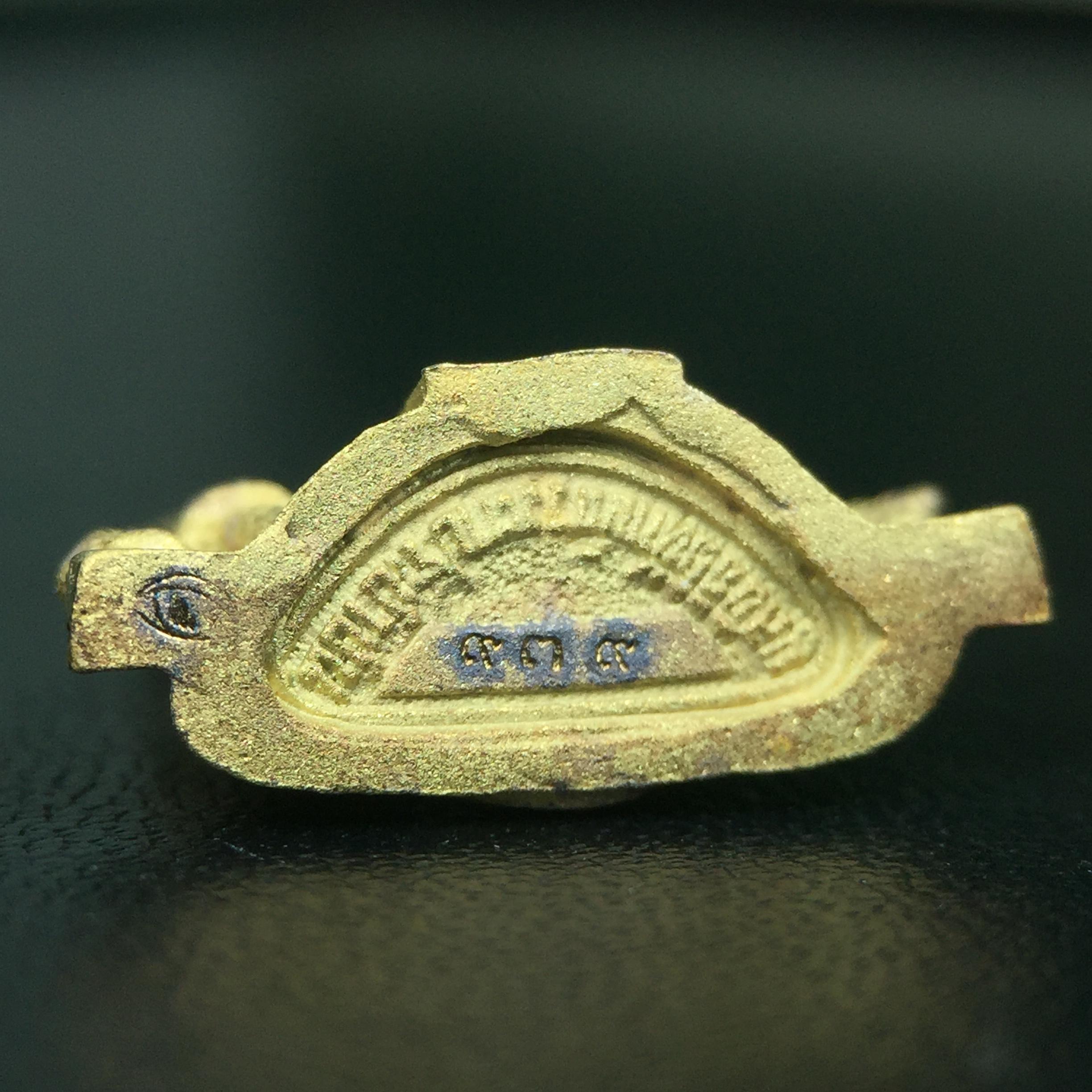 พระพุทธชินราช ภปร. ในวโรกาสพระราชพิธีมหามงคล เฉลิมพระชนมายุ6รอบ 5ธันวาคม2542 มูลนิธิพิทักษ์ดวงตาประชาชน จัดสร้าง เนื้อเงินบริสุทธิ์ 99.9% แบบชุบทองประกายเพชร 3 ไมครอน พิมพ์กลาง ขนาดสูง 2.4 ซม. พร้อมกล่องบรรจุเดิม