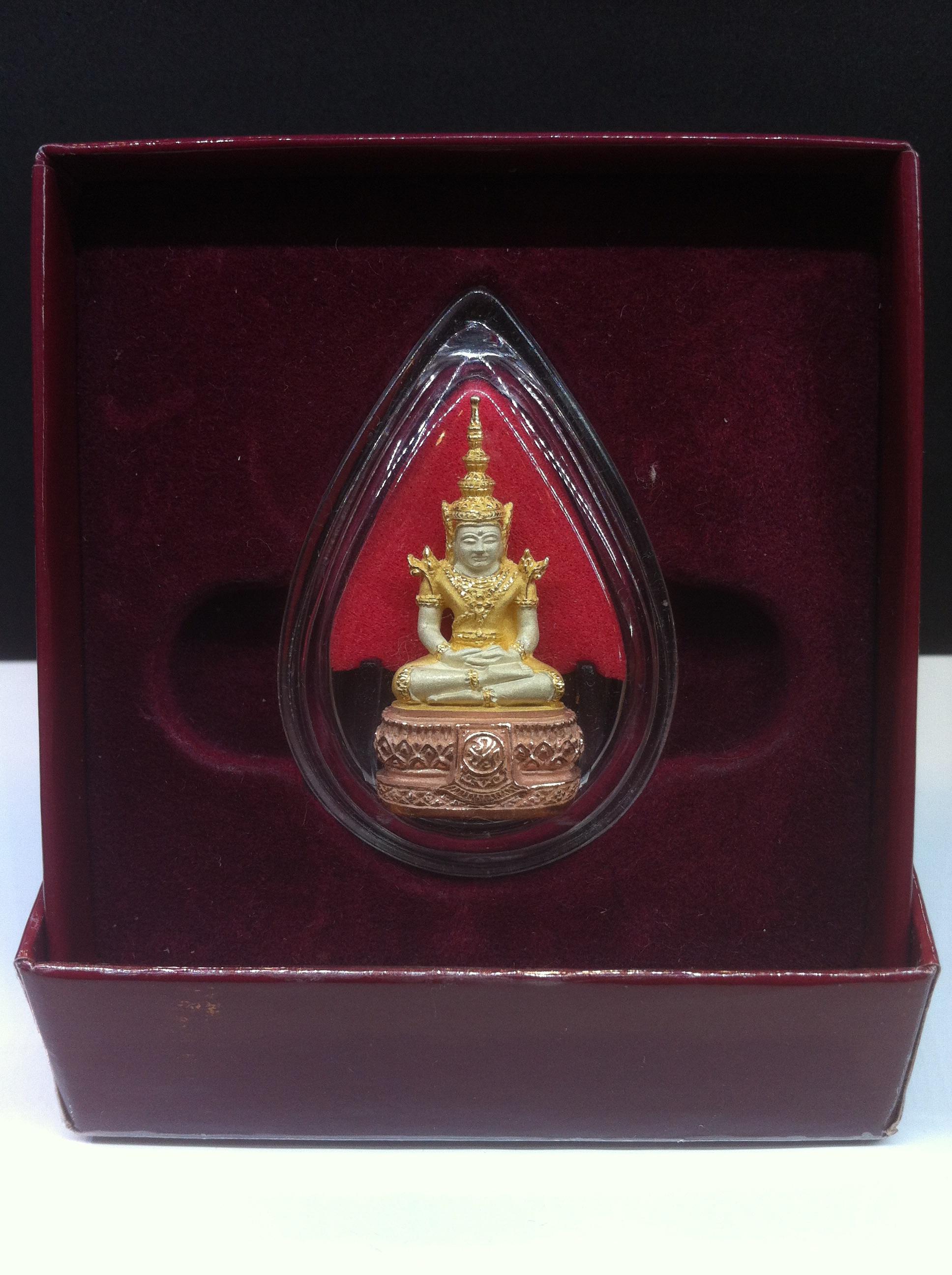 พระแก้วมรกต ภปร ปี45 เนื้อเงินสามกษัตริย์ พิมพ์ใหญ่