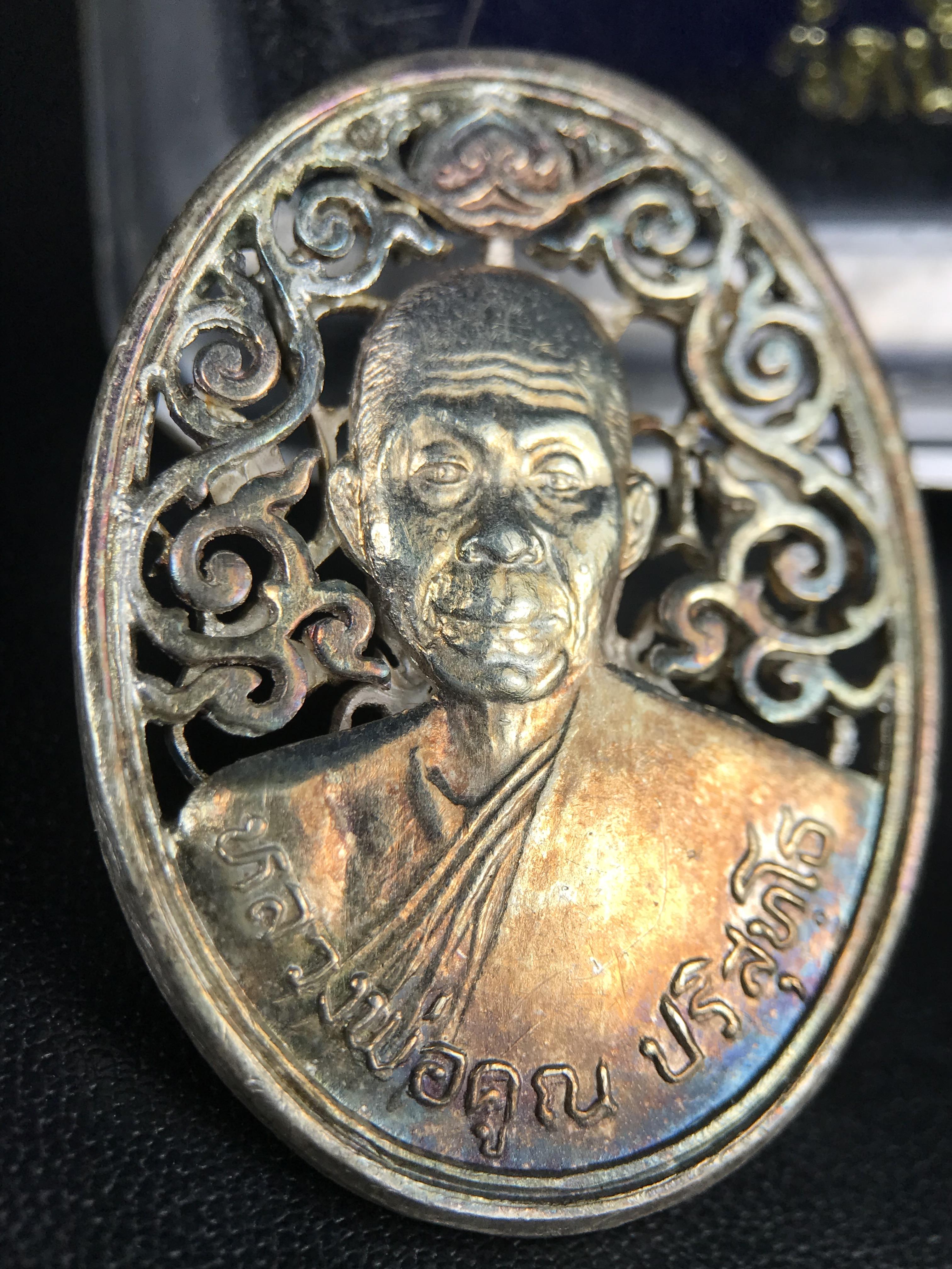 เหรียญหลวงพ่อคูณ ปริสุทโธ วัดบ้านไร่ รุ่น สก. ปี 2536 พิมพ์ลายฉลุ เนื้อเงิน(ผิวเดิมรุ้งสวยมาก) งานมหามงคลเฉลิมพระชนมพรรษา 5 รอบ สมเด็จพระบรมราชินีนาถ จัดสร้างโดย กองพลทหารราบที่๒ ทหารเสือราชินี รักษาพระองค์ (พิธีใหญ่ ประวัติชัดเจน อีกหนึ่งรุ่นยอดนิยม)