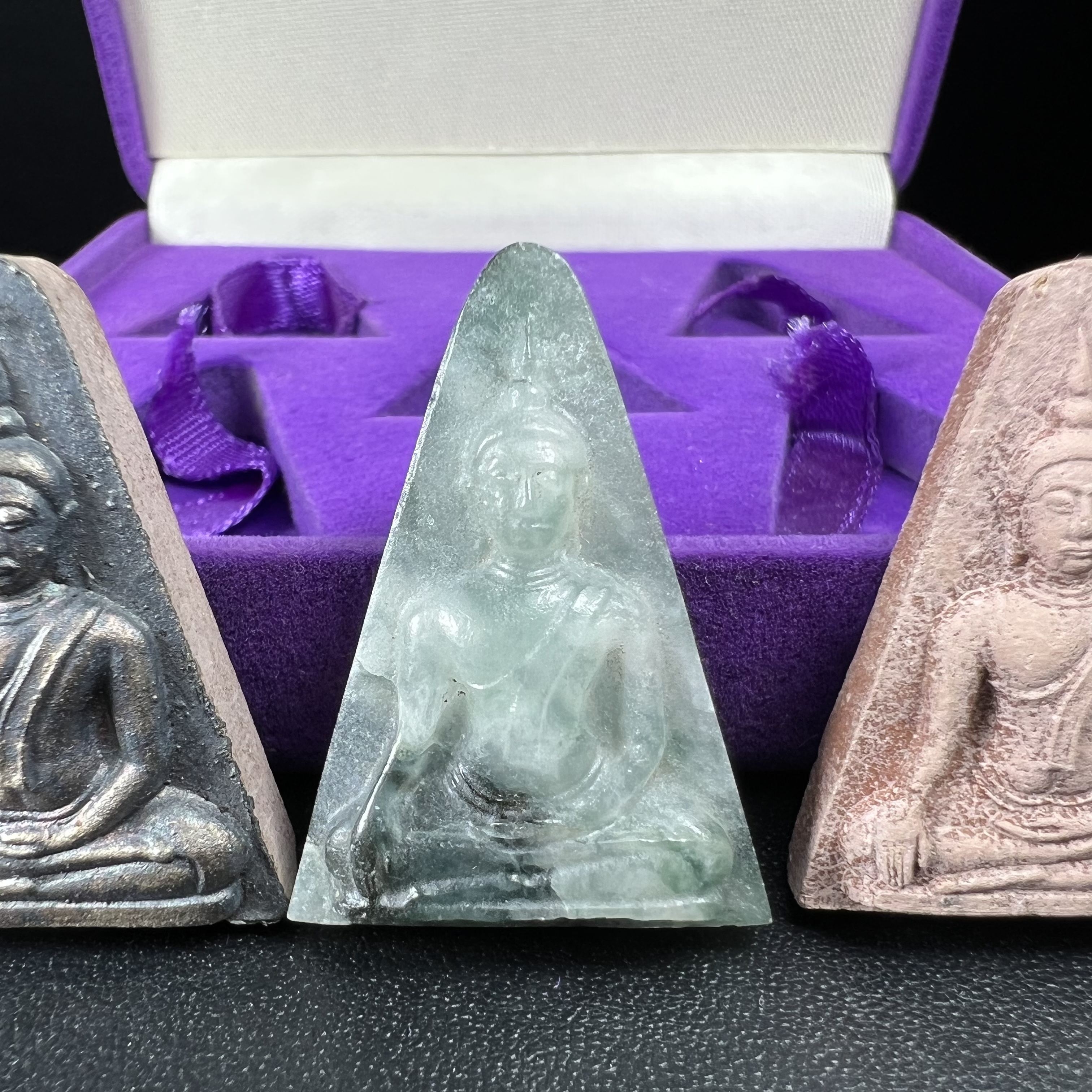 พระนางพญาเสน่ห์จันทร์ สธ. สร้างในวโรกาสทรงเจริญพระชนมายุ 50 พรรษา สมเด็จพระเทพฯ พ.ศ.2548 ชุดพิเศษ (1 ใน 5000 ชุด)หายาก