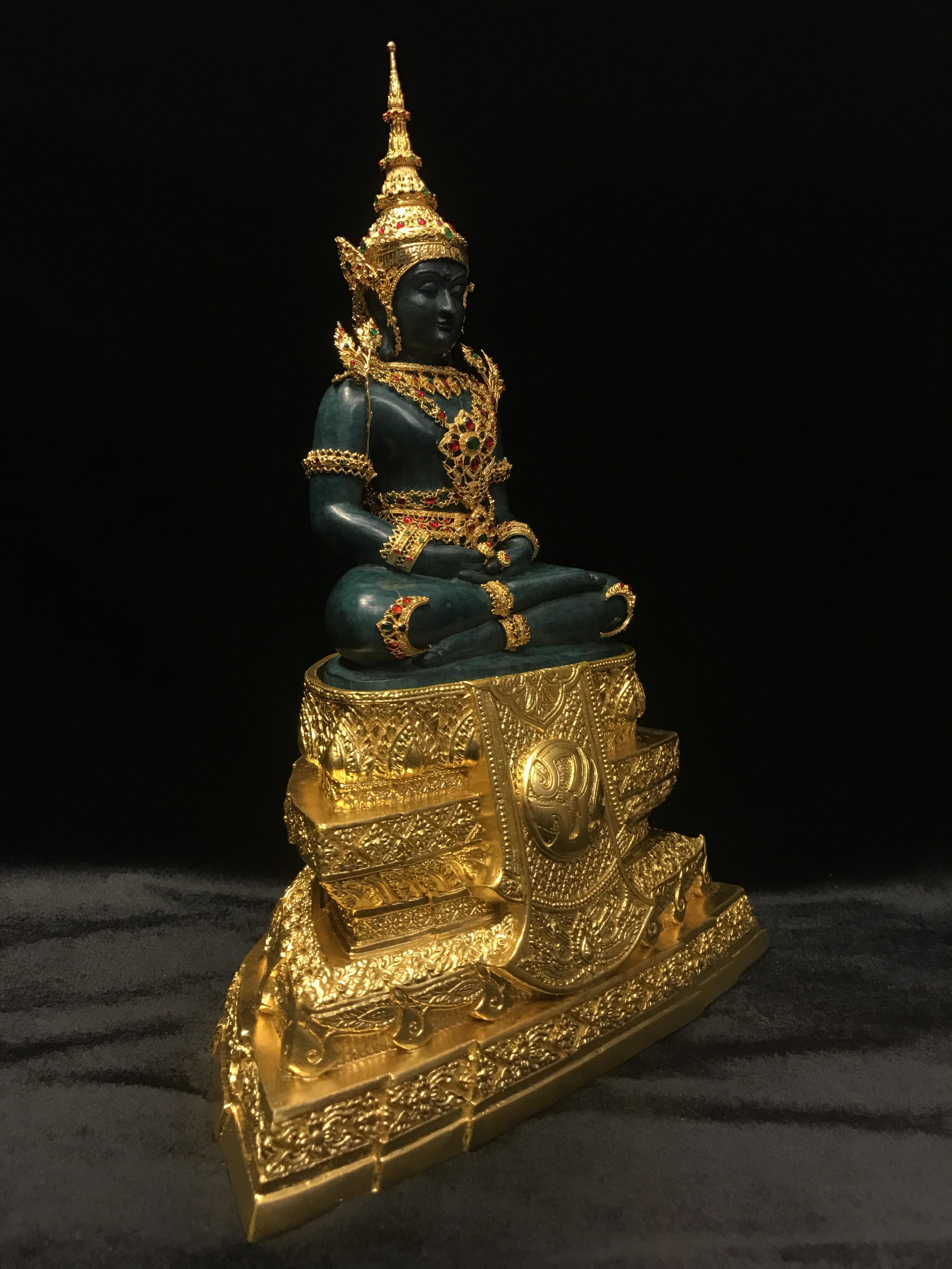 พระพุทธมหามณีรัตนปฏิมากร จำลอง (พระแก้วมรกต) ขนาดบูชาหน้าตัก 5 นิ้ว ตราสัญลักษณ์ ภ.ป.ร. รุ่นแรก ปี2547 เนื้อนวโลหะเคลือบสีเขียว(เครื่องทรงนวโลหะชุบทอง)