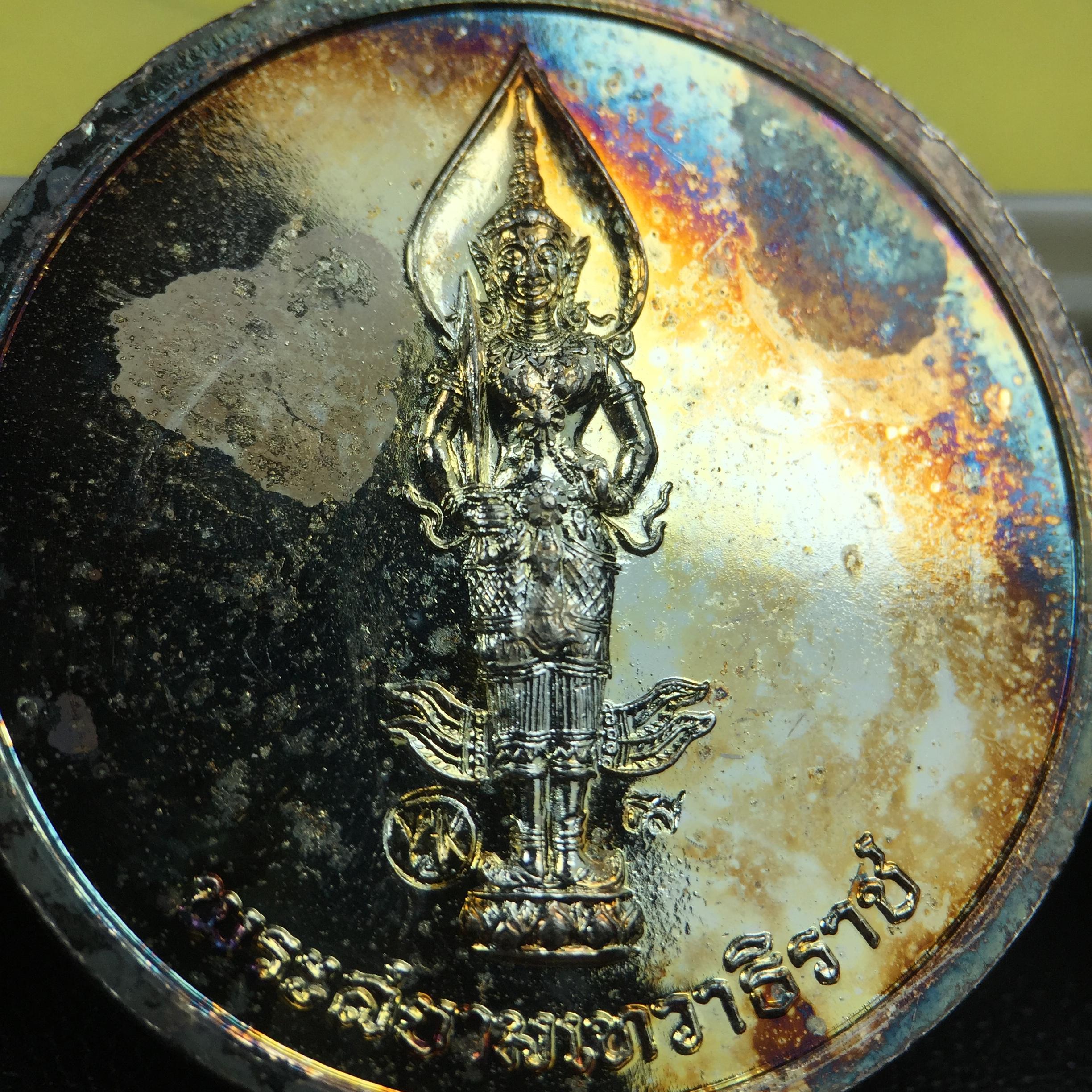 เหรียญสนทนาธรรม ในหลวงรัชกาลที่ 9 สมเด็จพระญาณสังวร หลังพระสยามเทวาธิราช ปี 2543 วัดบวรนิเวศวิหาร ชุดกรรมการ(เนื้อกะไหล่ทอง+กะไหล่เงิน+ทองแดงรมน้ำตาล)พร้อมกล่องบรรจุเดิม(ชุดหายาก สภาพผิวกะไหล่เดิมจากผู้จัดสร้าง ผิวขึ้นรุ้งธรรมชาติสวยจัด แชมป์ๆ)1 ใน 343ชุด