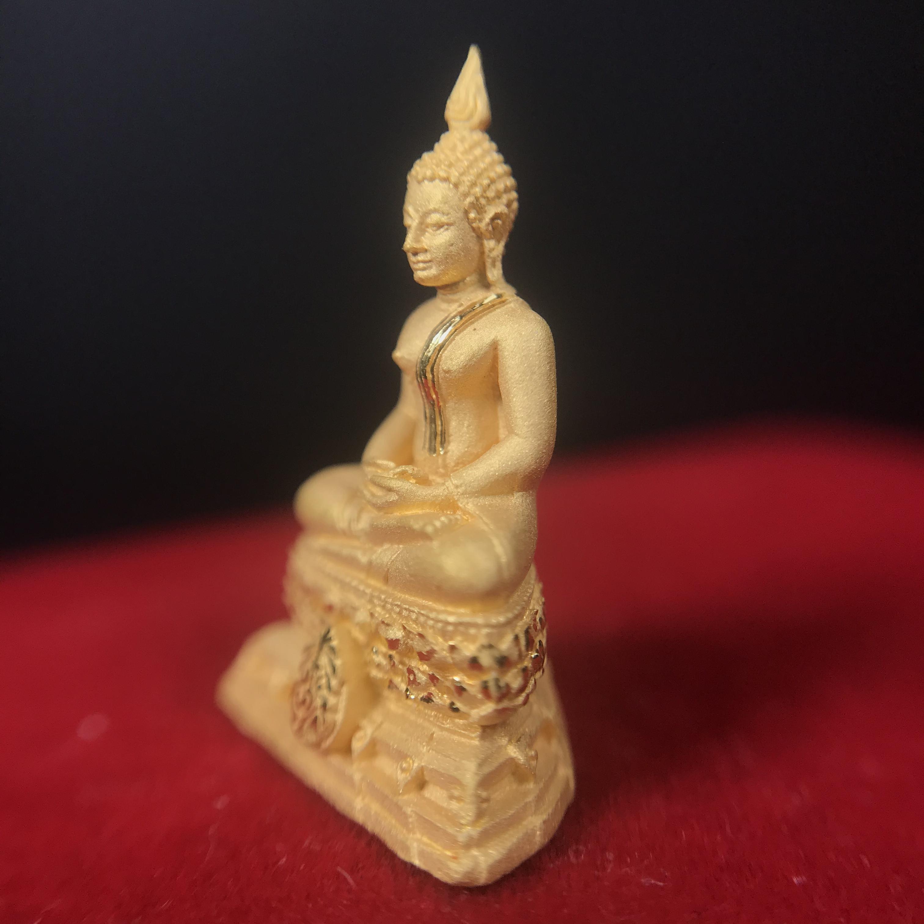 พระชัยวัฒน์พุทธสิหิงค์ ภปร. รุ่นสร้างหอพระธรรมศาสตร์ ปี2542 เนื้อทองคำ(5.9 กรัม) มหาพิธี 3วาระอันยิ่งใหญ่(1ใน5000องค์)