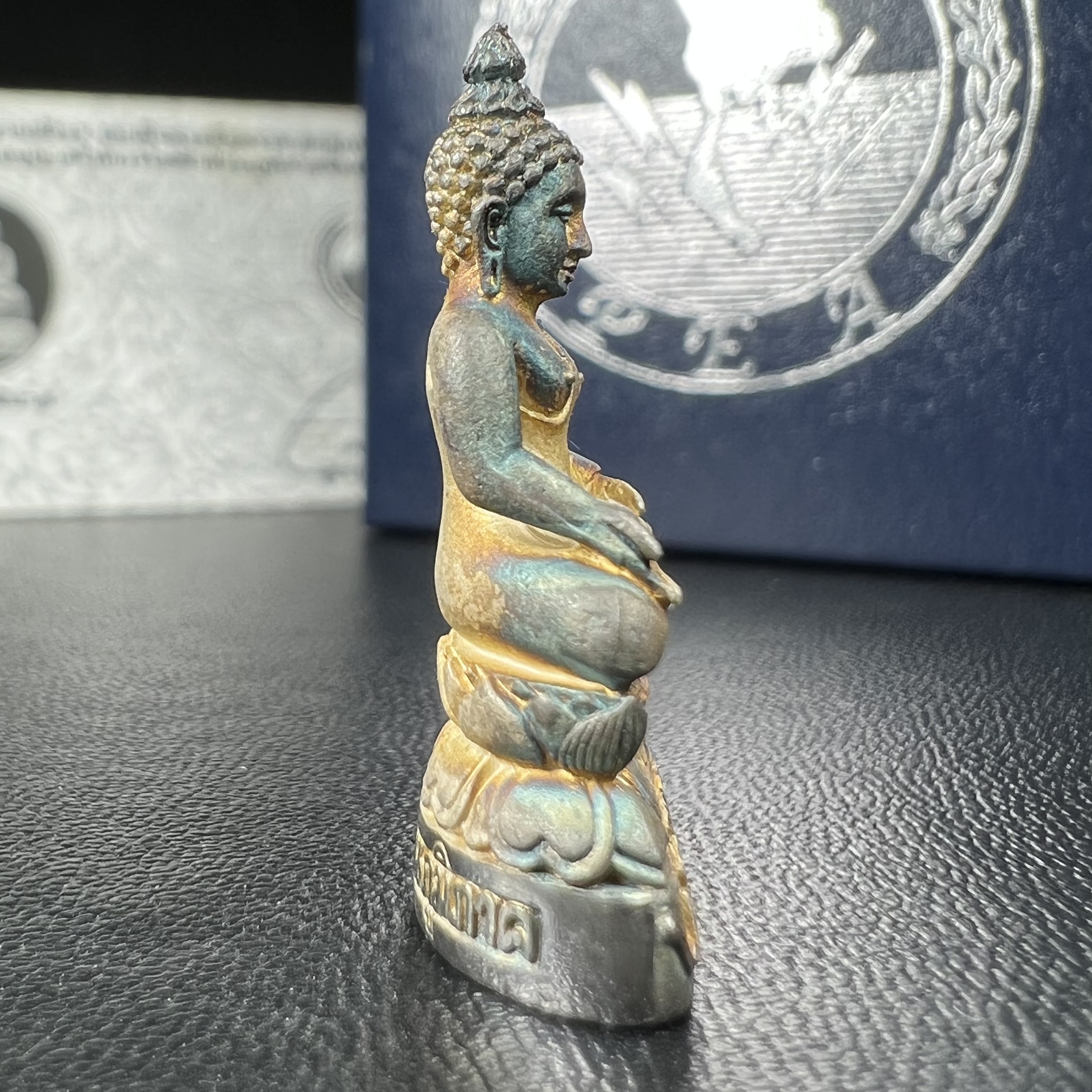 พระกริ่งไพรีพินาศ วัดบวรนิเวศวิหาร ปี2538 การไฟฟ้าส่วนภูมิภาคจัดสร้าง เนื้อเงิน(สภาพผิวเดิม ขึ้นสีรุ้งธรรมชาติ สวยแบบนิยม)พร้อมกล่องบรรจุเดิมและการ์ดใบรับรองเดิมครบสมบูรณ์ หมายเลข 1768