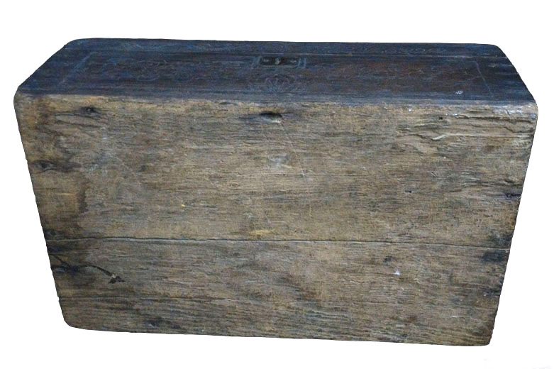 กล่องไม้เก่าตอกลายด้วยเส้นทองเหลือง-BPT2745-