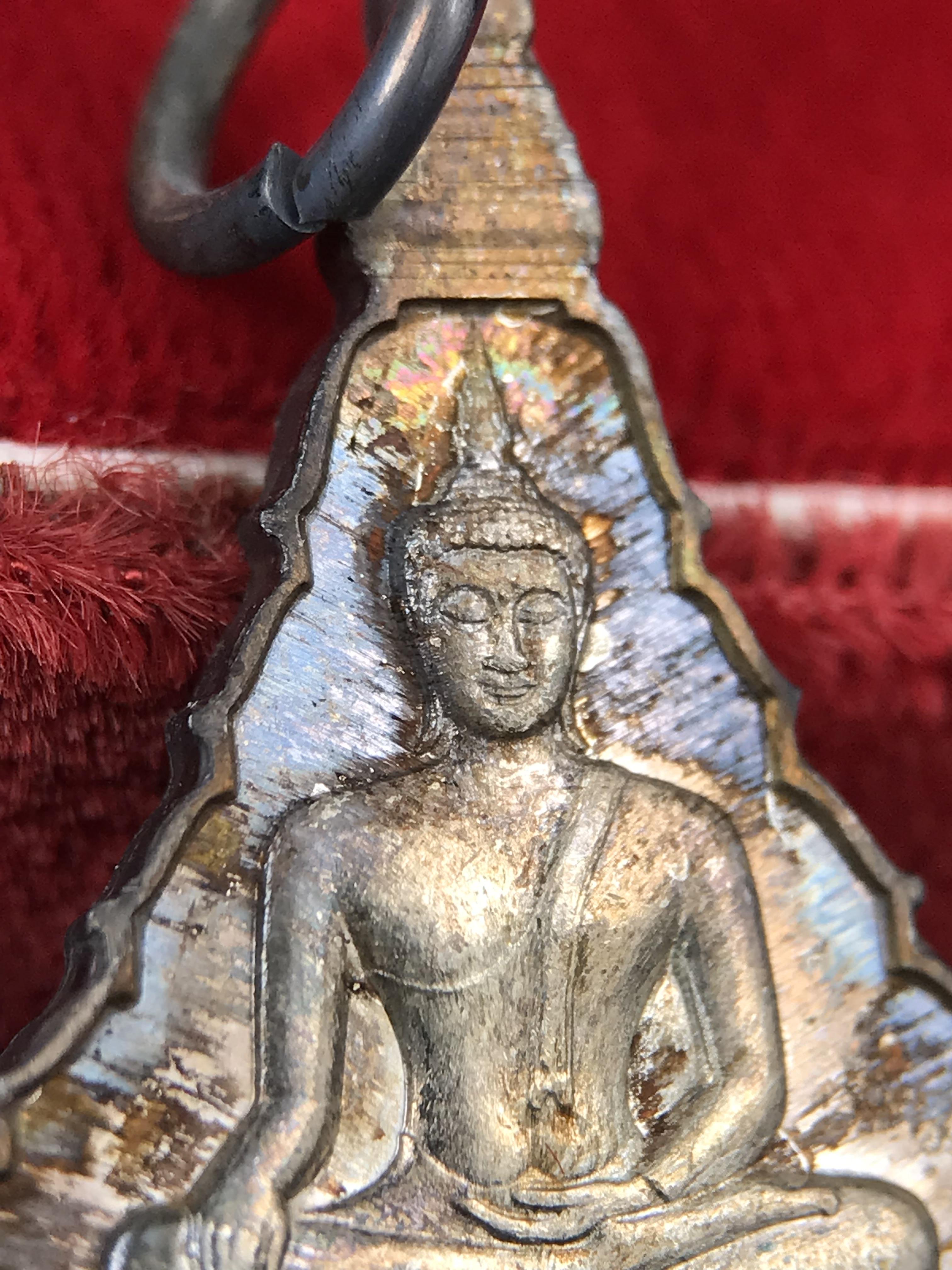 เหรียญพระพุทธญาณนเรศวร์ รุ่นแรก หลังพระปรมาภิไธย ภปร.และ สก.วัดญาณสังวราราม จ.ชลบุรี ปี 2527 เนื้อเงิน(ผิวเดิม ขึ้นรุ้งผิวน้ำทองกระจายทั่วเหรียญสวยมาก)ขนาด 2.3 x 3.8 ซม. พร้อมกล่องเดิม สมเด็จพระญาณสังวร ประธานในพิธีมหาพุทธาภิเษก(เนื้อเงินพบเจอน้อย หายาก)