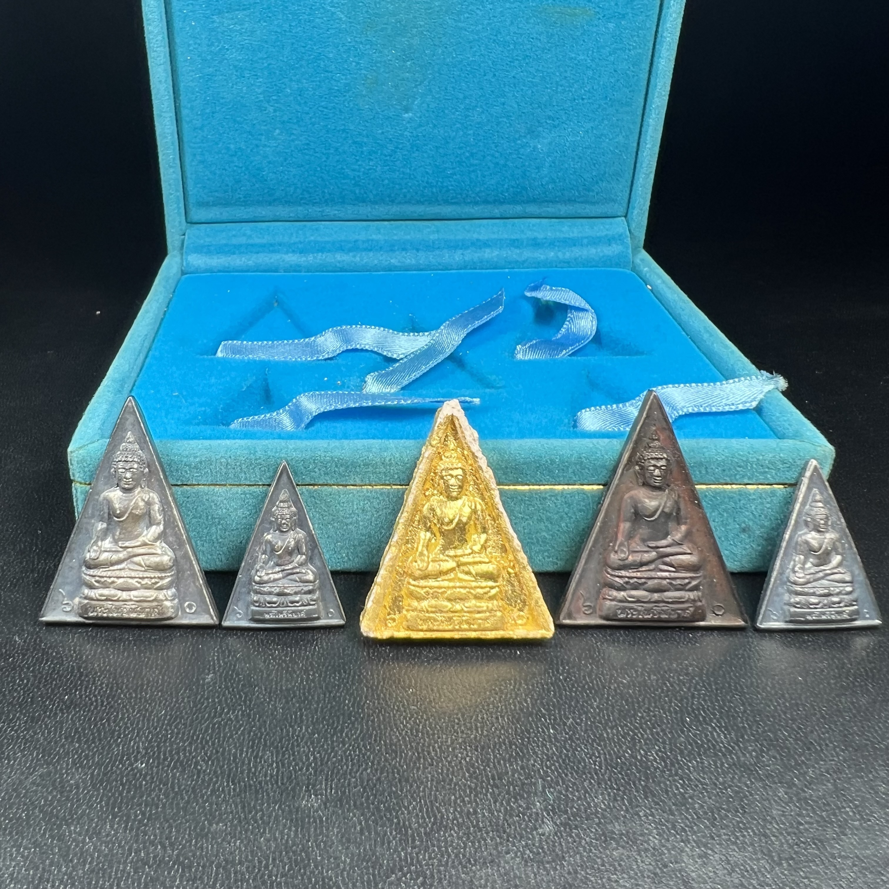 พระไพรีพินาศ สก. ปี 2535พิธีมหาพุทธาภิเษก ณ วัดบวรนิเวศวิหาร เฉลิมพระเกียรติ สมเด็จพระนางเจ้าสิริกิติ์ พระบรมราชินีนาถ พระบรมราชชนนีพันปีหลวง 5 รอบ 60 พรรษา12 สิงหาคม 2535 ชุดพิเศษ 5 รายการ ครบชุดพร้อมกล่องบรรจุเดิม