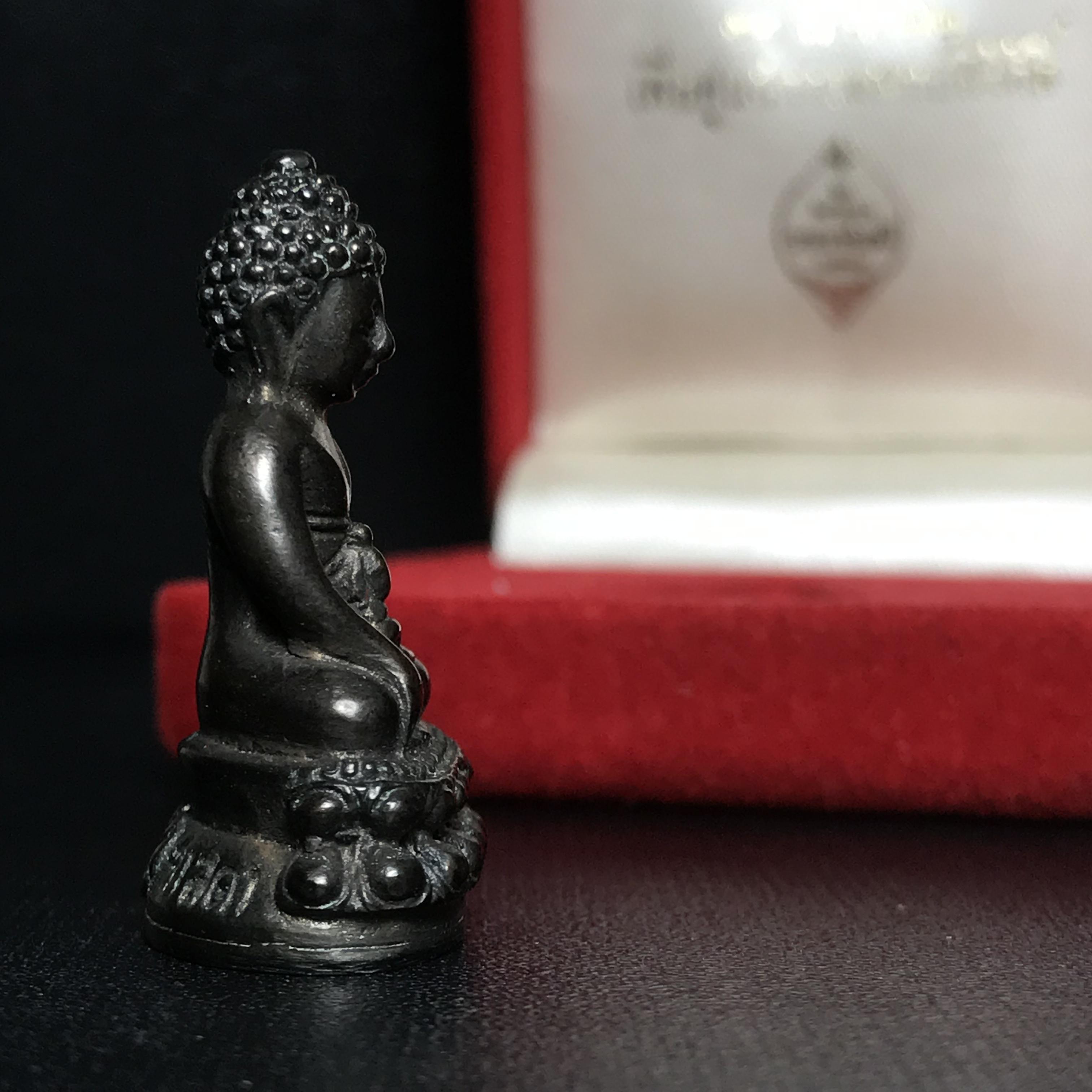 พระกริ่งศาสดา ภปร. วัดบวรนิเวศวิหาร ปี2532 เพื่อศูนย์การแพทย์สิริกิติ์ เนื้อนวโลหะพร้อมกล่องบรรจุเดิม