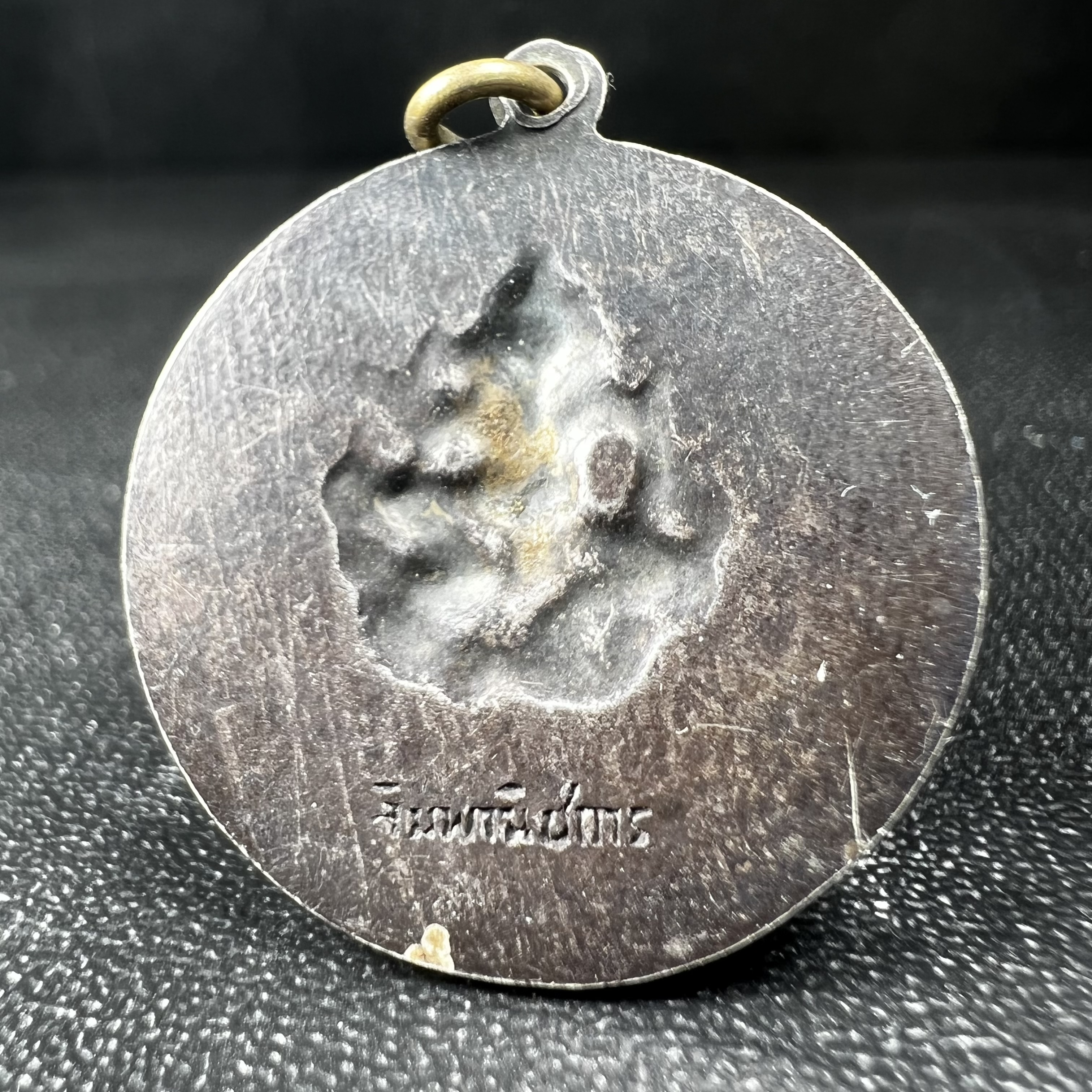 เหรียญพระพิฆเนศวร ปี 2513 จัดสร้างโดย "ท่านอาจารย์ ฉลาด เค้ามูลคดี" เนื้อเงินลงยา(สภาพสวยเดิม ผิวเงินเดิม ผิวลงยาติดเต็มไม่มีกระเทาะ)พิธีใหญ่เป็นเหรียญที่อยู่ในความนิยมสะสมของกลุ่มดารา ศิลปิน หายาก