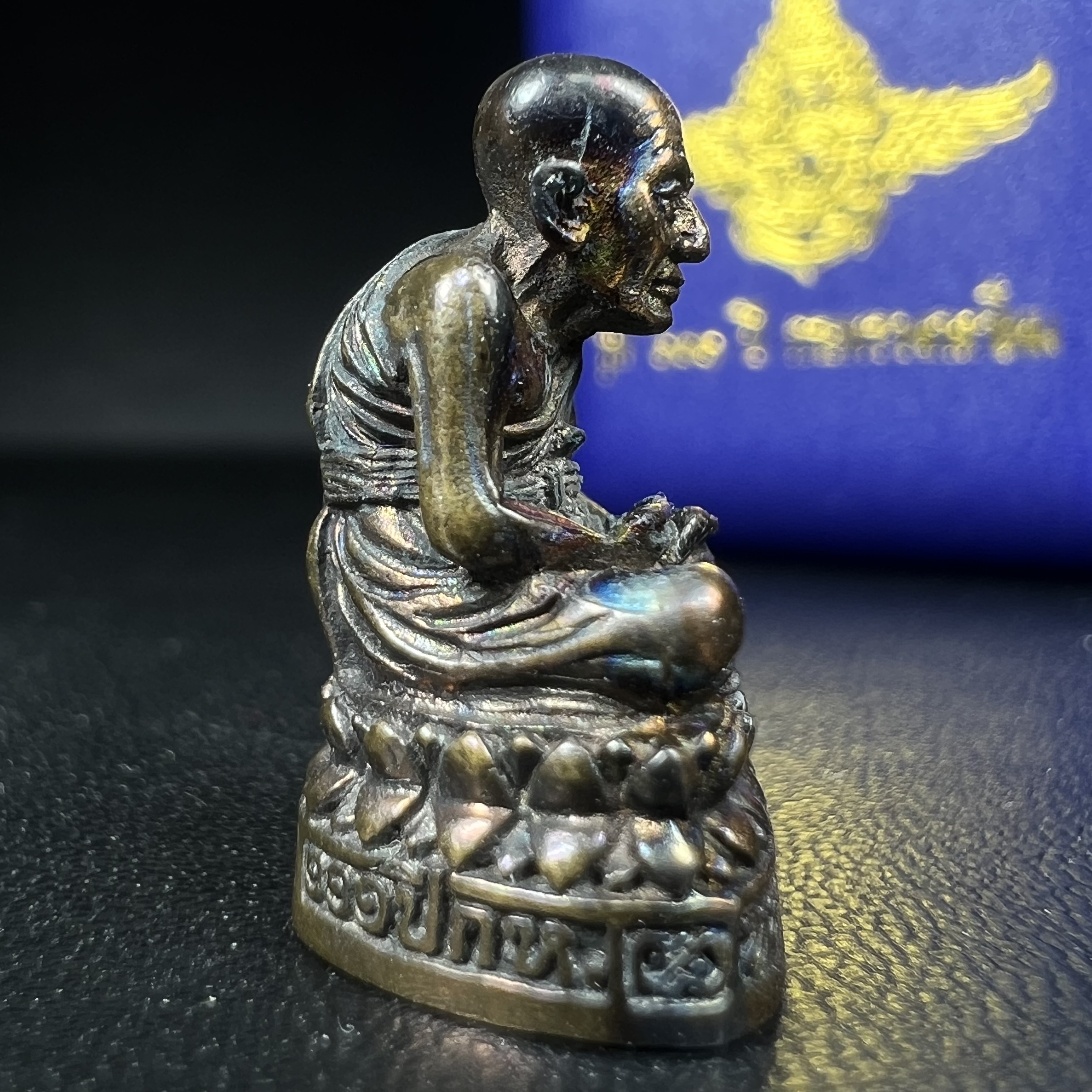 รูปเหมือนหล่อลอยองค์หลวงปู่ทวด รุ่น 111ปี กระทรวงกลาโหม เนื้อนวโลหะรมดำ-ปัดเงา ปี2540 พิธีใหญ่ เข้มขลัง นิยม พร้อมกล่องบรรจุเดิม(คัดสภาพสวยผิวเทพๆผิวรุ้งๆ)ทั้งพิธีทั้งพุทธศิลป์ทรงคุณค่าอีกหนึ่งรุ่นยอดนิยม