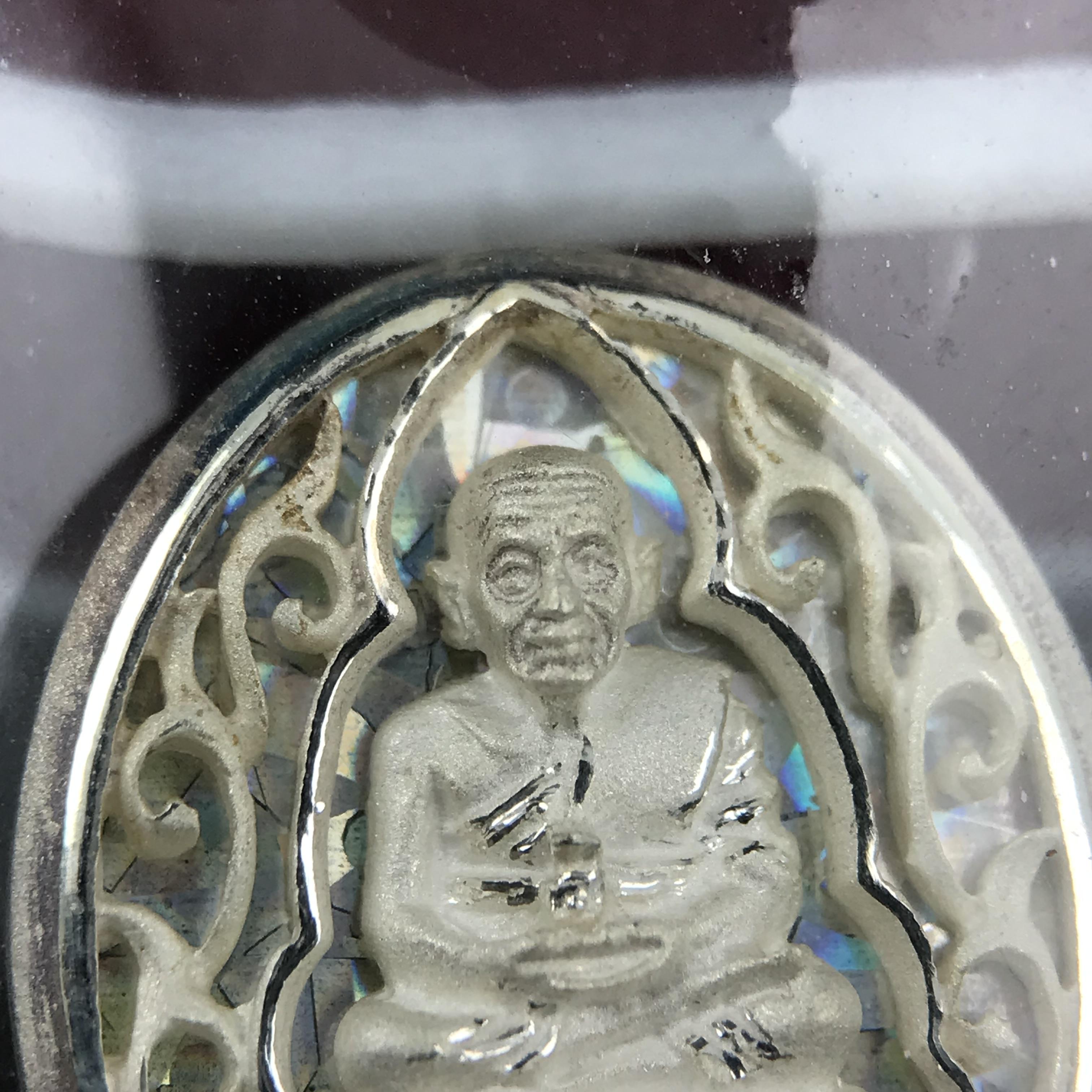 เหรียญหลวงพ่อทวด รุ่นมงคลบารมี วัดประสาทบุญญาวาส ปี 2545 เนื้อเงิน พิมพ์ทรงรูปไข่เล็ก(ขนาด 2.0*1.8 ซม.)ฉลุลายฉากพี้นหลังสีรุ้งสามมิติสวยงาม ตอกโค๊ตมีหมายเลข สภาพสวยซีนซองเดิมพร้อมกล่องบรรจุเดิมครบ***เดินทางปลอดภัยหลวงพ่อทวดคุ้มครอง****