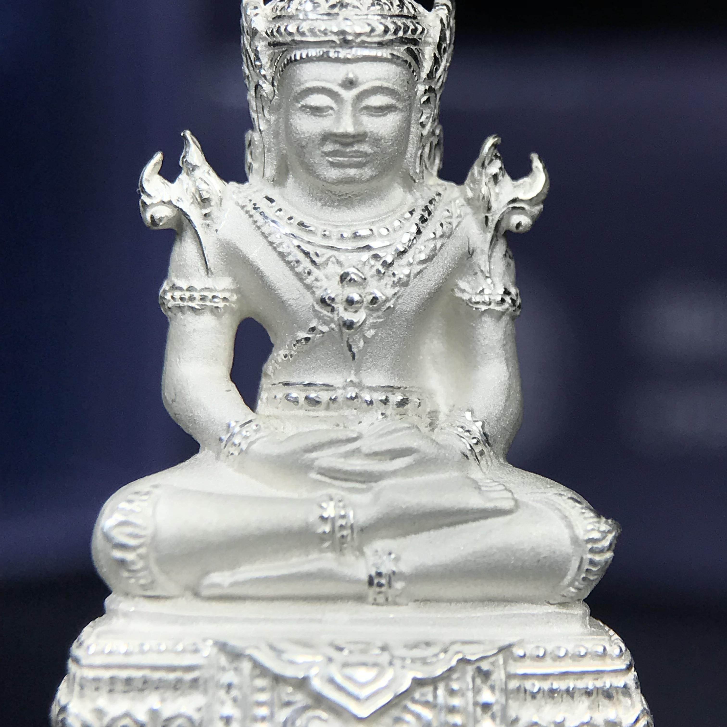 พระแก้วมรกต ภปร. ปี 2547 จัดสร้างโดยโรงพยาบาลภูมิพลอดุลยเดช เนื้อเงิน ลอยองค์ สูง 3.7 ซม.หน้าตัก 1/2 นิ้ว พิธีมหามังคาภิเษก ณ พระอุโบสถวัดพระศรีรัตนศาสดาราม(วัดพระแก้ว) งดงามทรงคุณค่าอีกหนึ่งรุ่นยอดนิยม หายาก(หมายเลขต้นๆหลักร้อย ๕๗๓)(1ใน3000องค์)