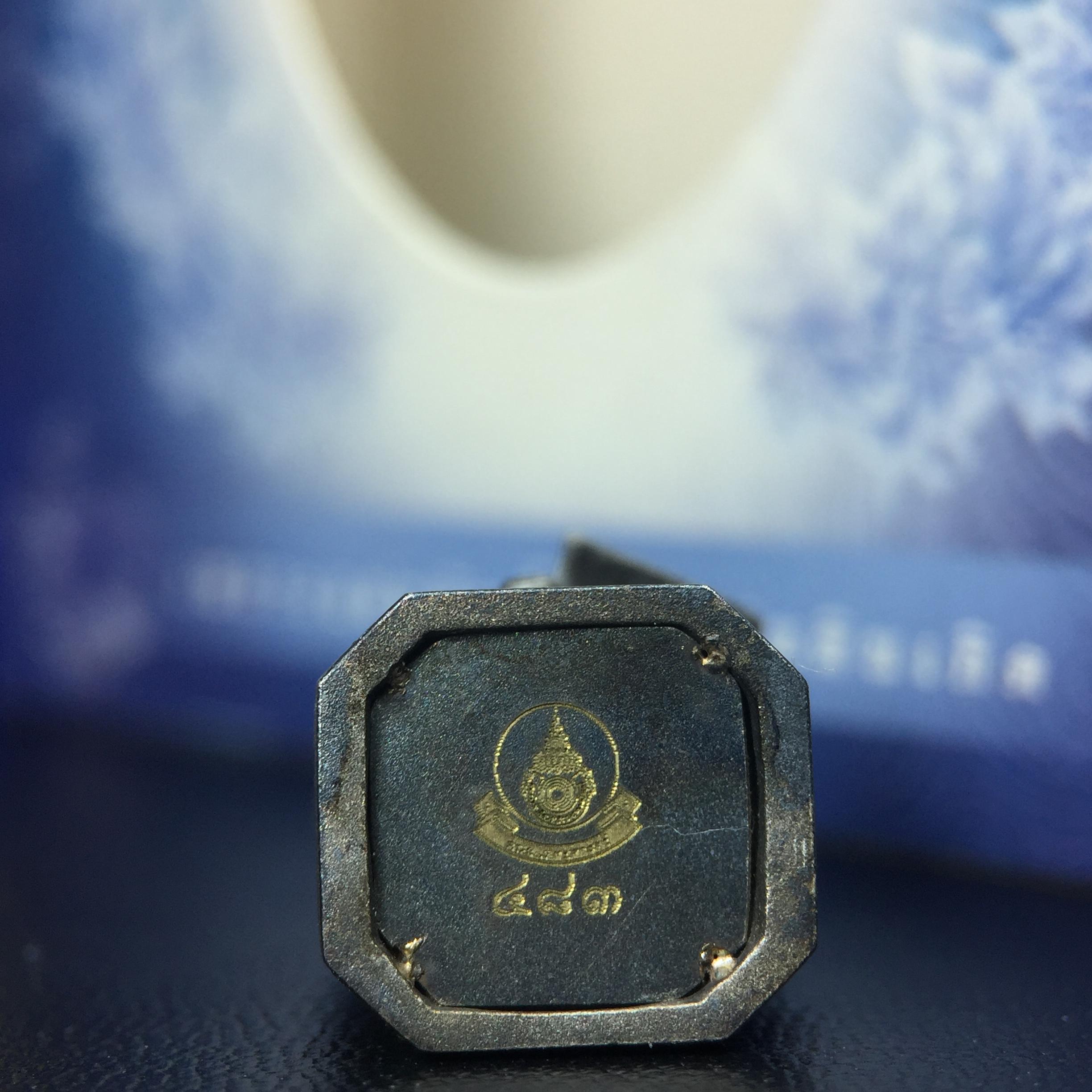 พระบรมรูปพระบาทสมเด็จพระเจ้าอยู่หัวรัชกาลที่ 9(ทรงงาน) ภปร. รุ่นเพราะแผ่นดินนี้คือแผ่นดินเกิด ปี 2551 ขนาดสูง 1 นิ้ว เนื้อบรอนซ์ชุบเงินรมดำ(ด้านหน้า ฐานพระบรมรูปฯ ประดิษฐานอักษรพระปรมาภิไธย ภ.ป.ร.)นิยมหายาก