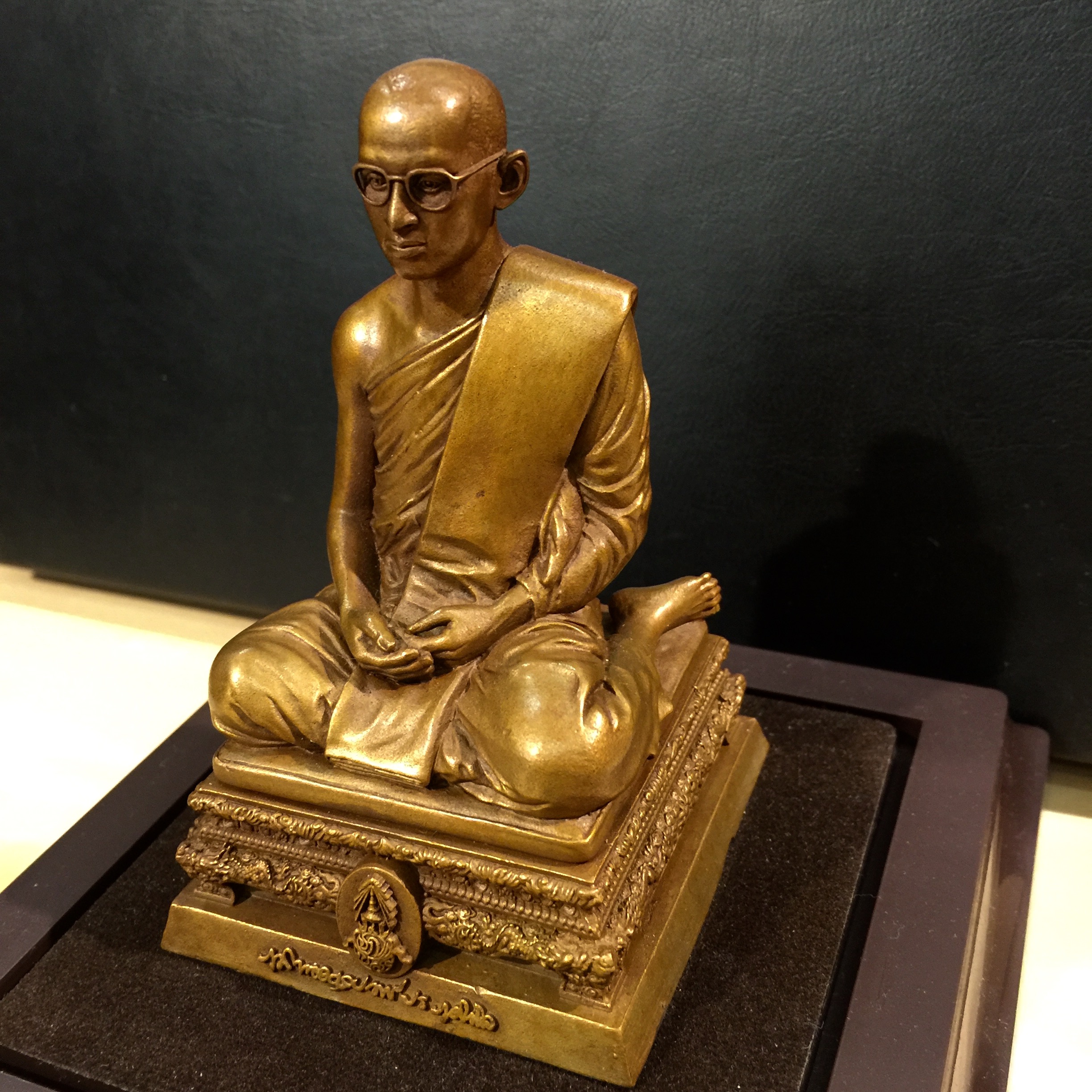 พระบรมรูปพระบาทสมเด็จพระเจ้าอยู่หัวทรงผนวช กำลังแผ่นดิน ปี2554