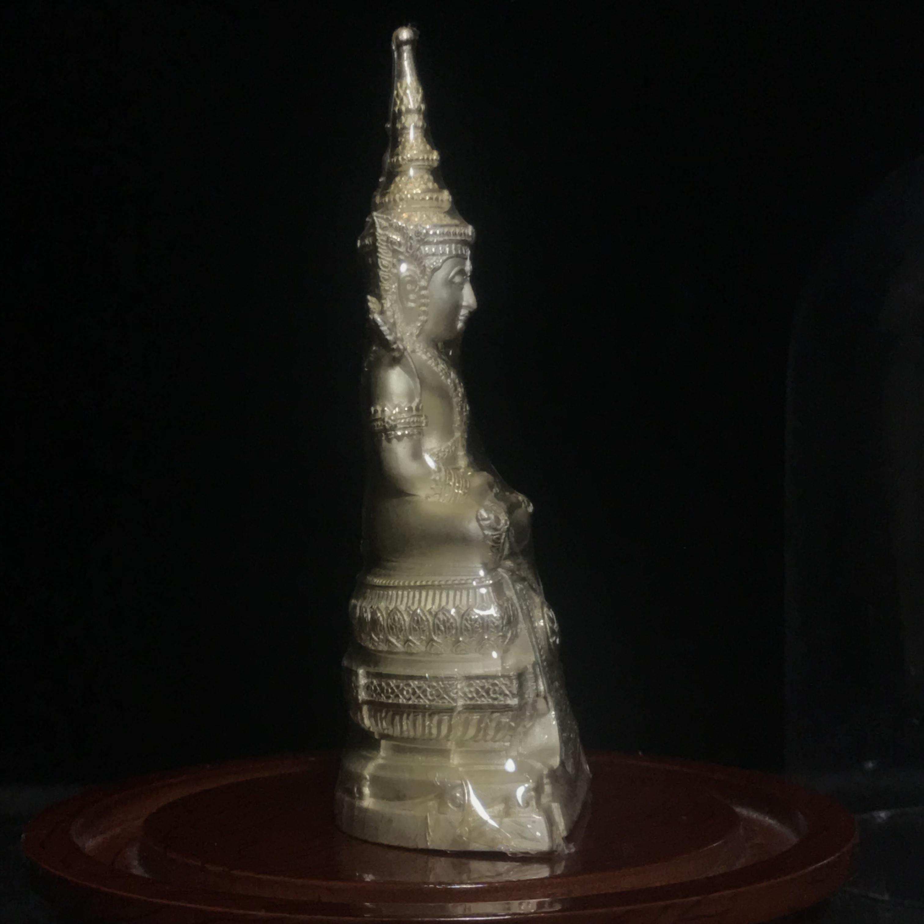 พระแก้วมรกต ภปร. ปี2547 จัดสร้างโดย รพ.ภูมิพลฯ เนื้อเงิน ลอยองค์ หน้าตัก 2 นิ้ว ครอบแก้วเดิม องค์พระซีนเดิมสวยคงสภาพเดิม(1ใน3000องค์)