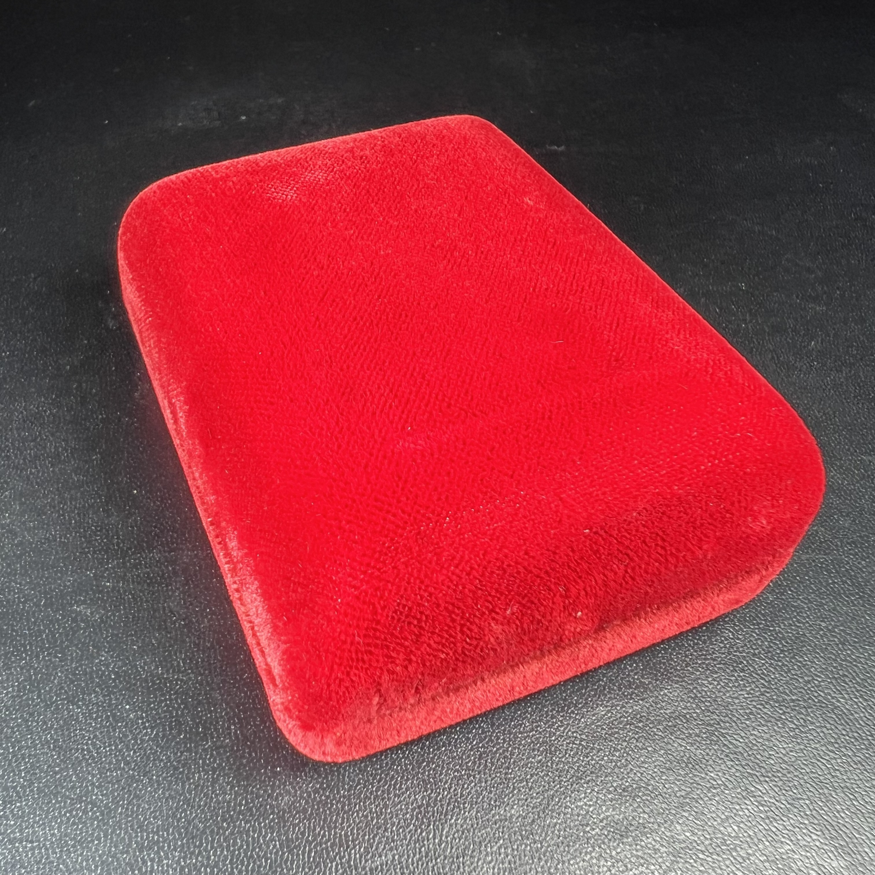 เหรียญพระพุทธญาณนเรศวร์ รุ่นแรก หลังพระปรมาภิไธย ภปร.และ สก.วัดญาณสังวราราม จ.ชลบุรี ปี 2527 เนื้อเงิน(ผิวขาว สวย ใส)ขนาด 2.3 x 3.8 ซม. พร้อมกล่องกำมะหยี่เดิมครบสมบูรณ์ สมเด็จพระญาณสังวร ประธานในพิธีมหาพุทธาภิเษก(เนื้อเงินพบเจอน้อย หายาก)