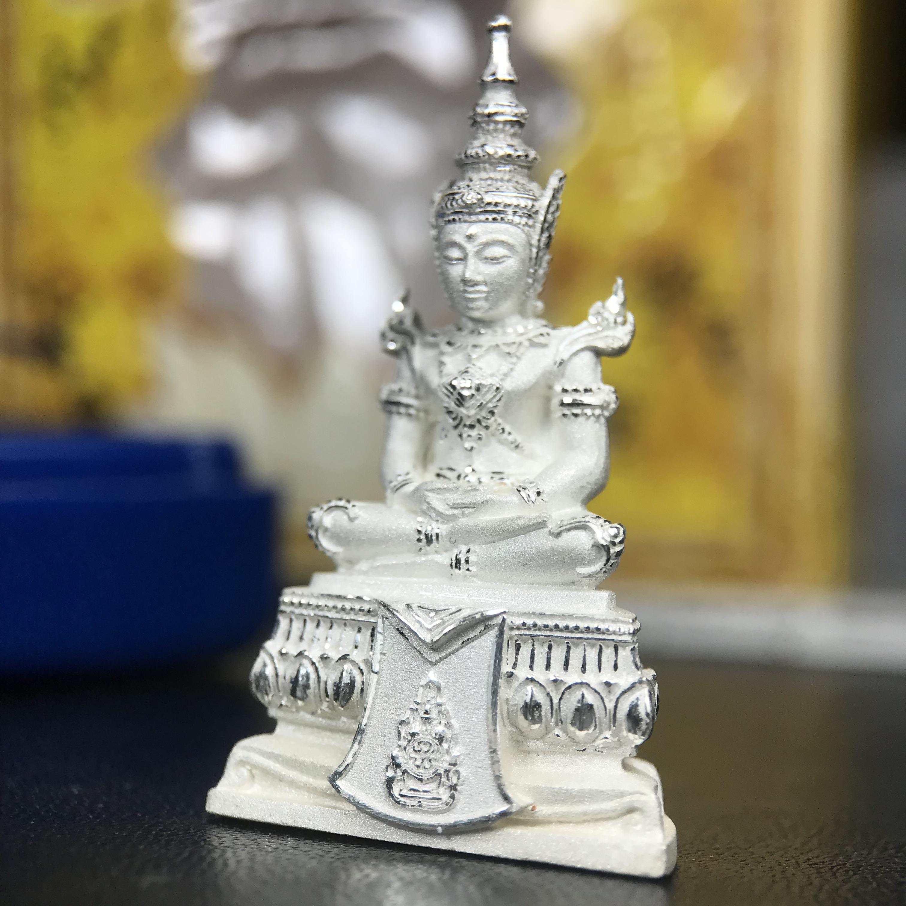 พระแก้วมรกต ทรงเครื่องฤดูร้อน พระราชทานประดิษฐานตราสัญลักษณ์ฉลองสิริราชสมบัติ ครบ 60 ปี ในหลวงรัชกาลที่ 9 พ.ศ.2549 เนื้อเงินลอยองค์พิมพ์ใหญ่ สูง 3.6 ซม. ขนาดหน้าตัก 1/2 นิ้ว (พิธีใหญ่มหาพุทธาภิเษก ณ พระอุโบสถวัดพระแก้ว เกจิอาจารย์ ทั่วประเทศ 108 รูป )