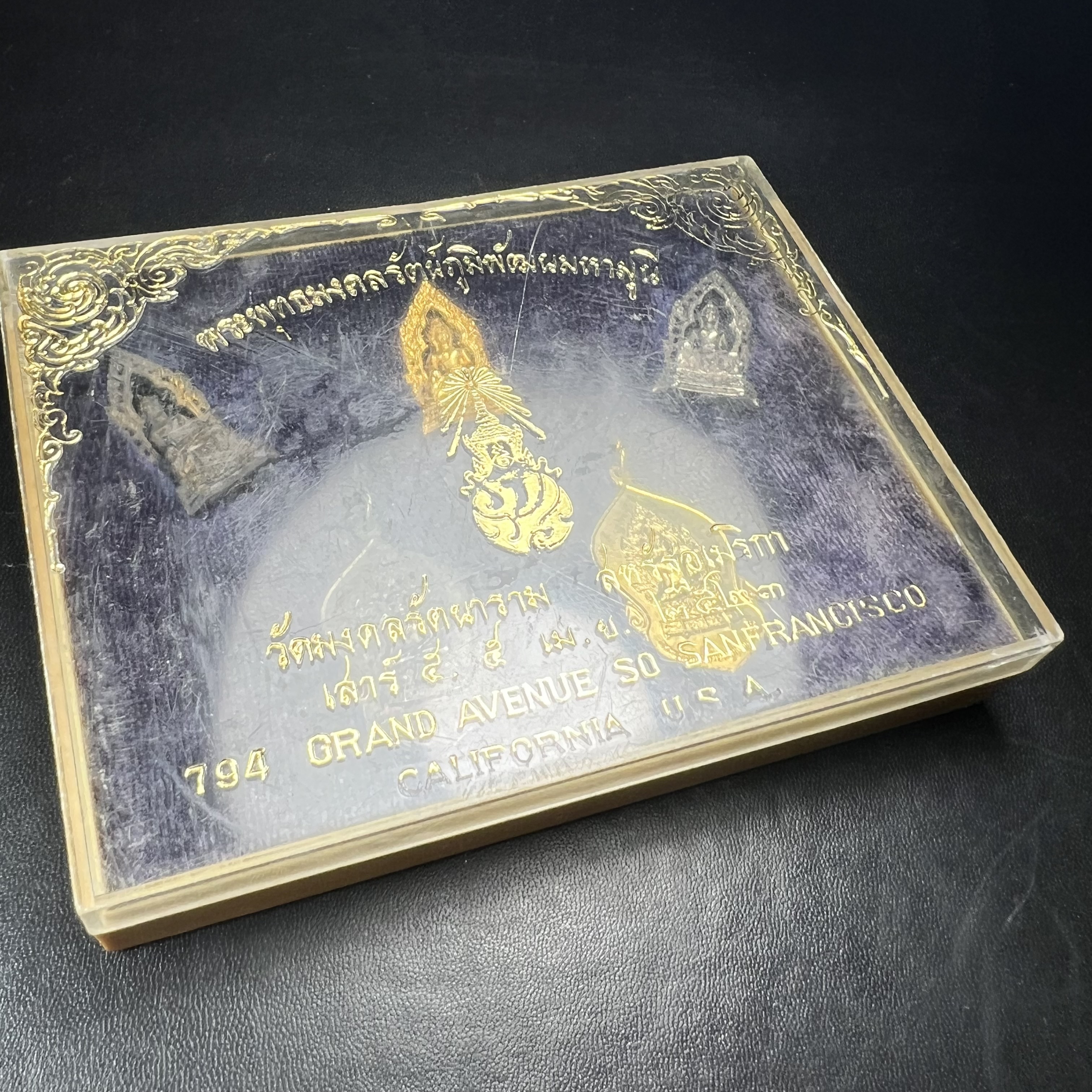 ชุดวัตถุมงคลพระพุทธมงคลรัตนภูมิพัฒนมหามุนี ภปร. วัดมงคลรัตนาราม วัดไทยในซานฟรานซิสโก สหรัฐอเมริกา ( Sanfrancisco USA.) ปี 2523(ชุดพิเศษกรรมการ 1 ชุด 5 รายการ)หายาก(พิธีใหญ่)หลวงปู่โต๊ะ วัดประดู่ฉิมพลี พร้อมเกจิอาจารย์ในยุคอีก ๑๐๘ รูปนั่งปรกอธิษฐานจิต