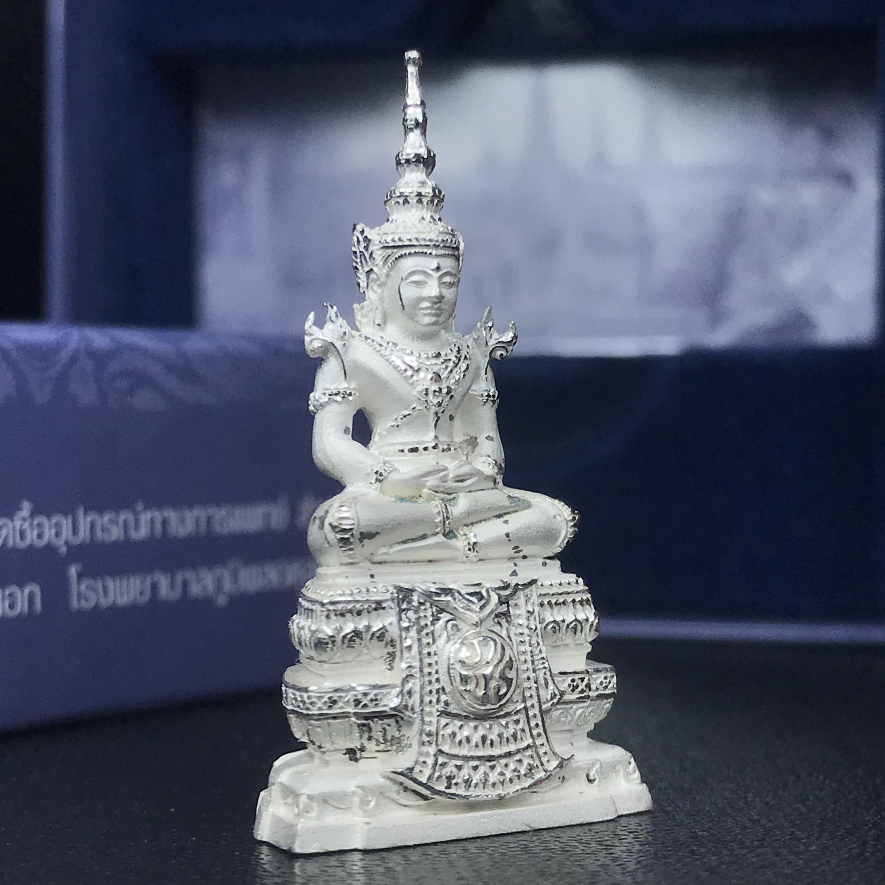 พระแก้วมรกต ภปร.หน้าตัก 1/2 นิ้ว จัดสร้างโดย รพ.ภูมิพลฯ ปี2547 ลอยองค์เนื้อเงิน(1ใน3000องค์)(หายาก)