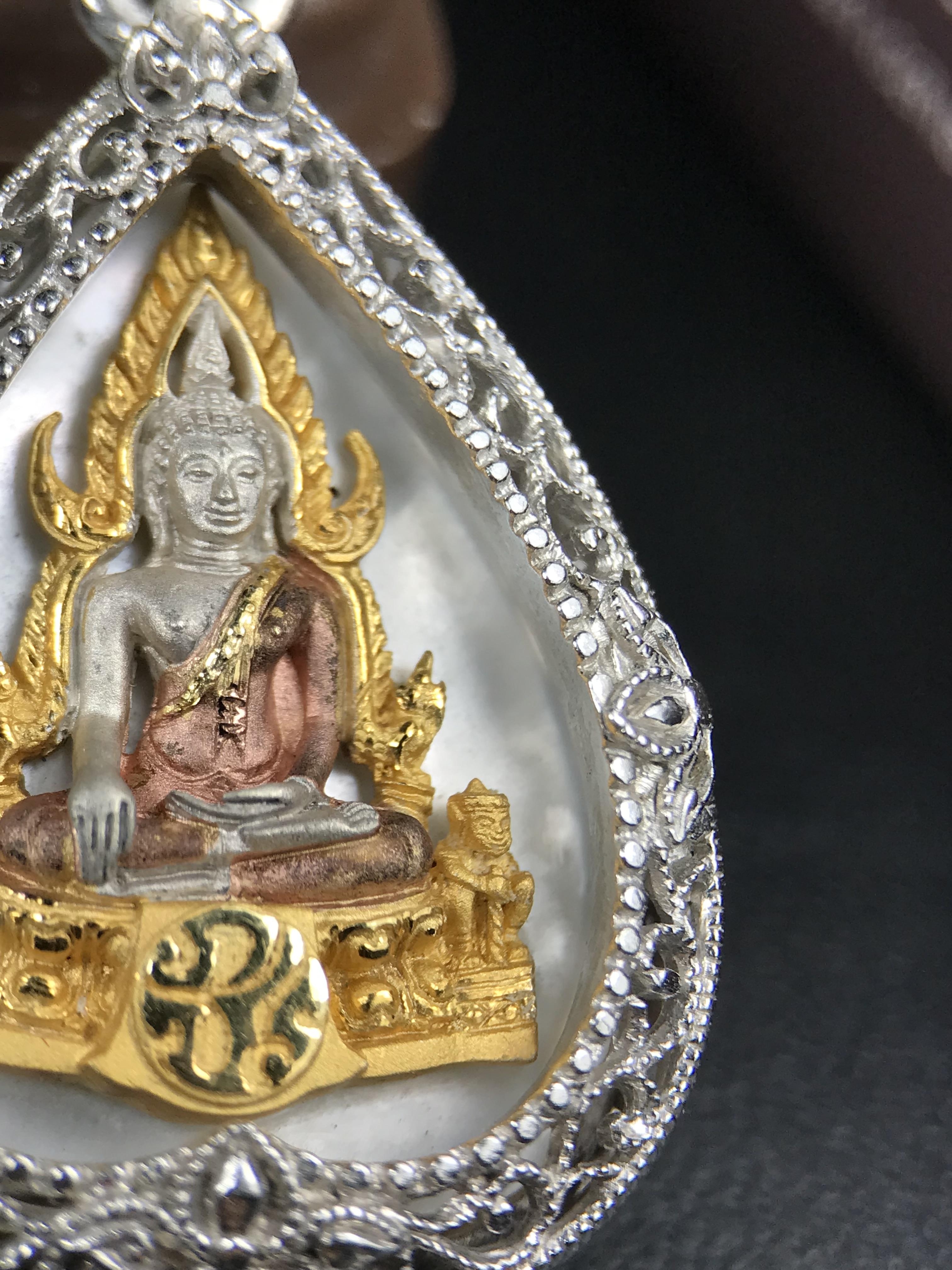 พระพุทธชินราช ภปร. โครงการ "เพราะแผ่นดินนี้ คือ แผ่นดินเกิด" ปี 2548(รุ่นแรก) เหรียญทรงใบโพธิ์ ขนาด 21 x 29 มม. เนื้อเงินสามกษัตริย์ องค์พระชุบสามกษัตริย์ ล้อมด้วยกรอบเงินชุบทองคำขาวสลักเสลาเป็นลวดลายละเอียดอ่อน ส่วนพื้นองค์พระเป็นเปลือกหอยมุข