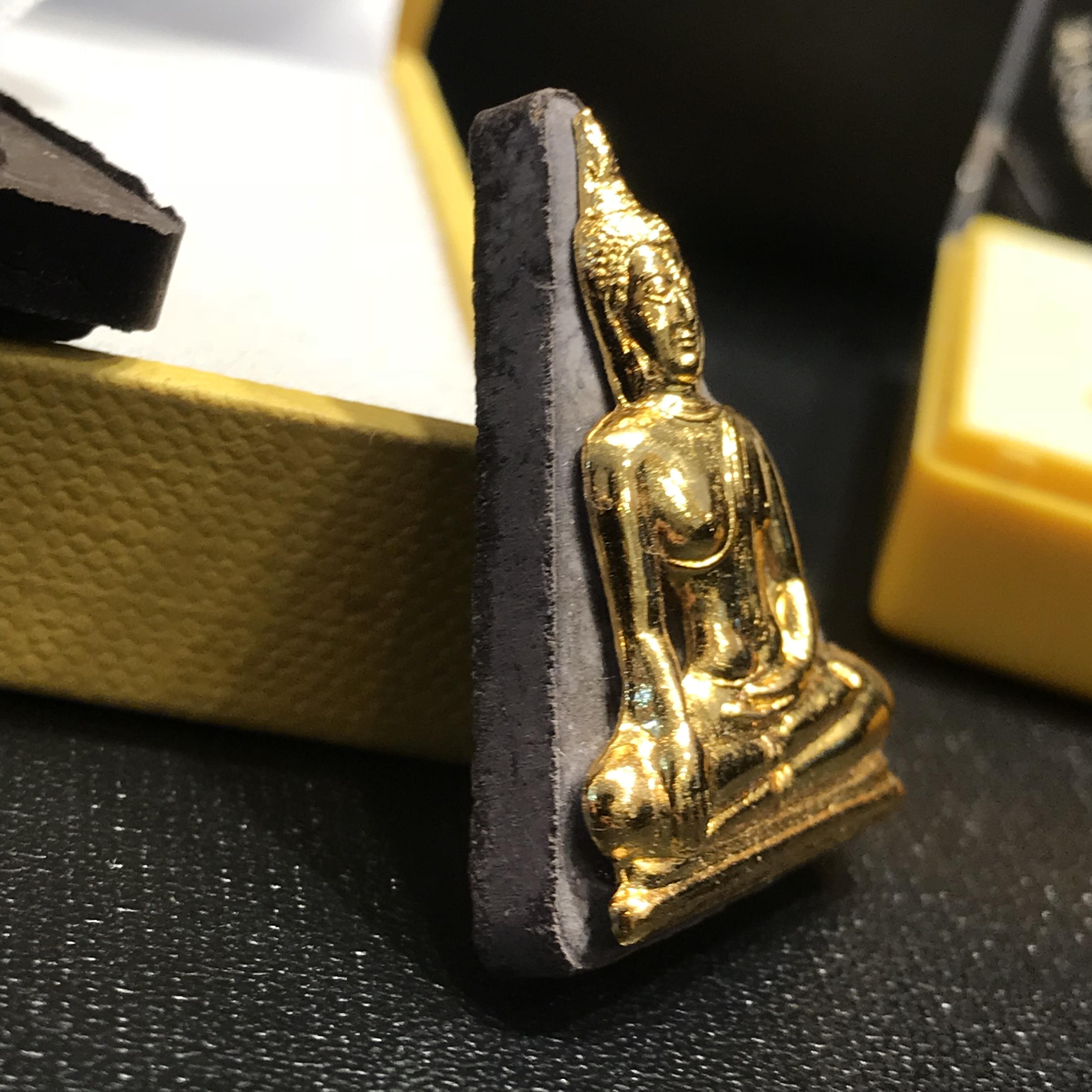 พระพุทธมหาสุวรรณปฏิมากร (หลวงพ่อทองคำ)ตราสัญลักษณ์ 80 พรรษารัชกาลที่9 วัดไตรมิตรวิทยาราม กรุงเทพฯ ปี2550(รวม2องค์)