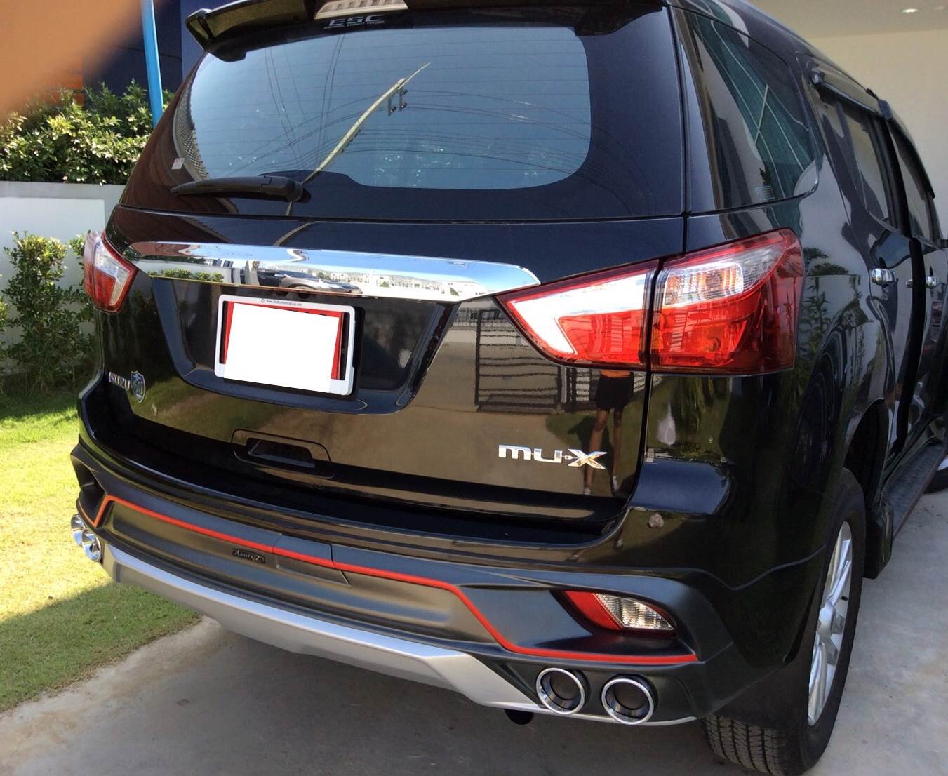 Isuzu MU-X 2017 body kits with four exhaust pipes by Amotriz