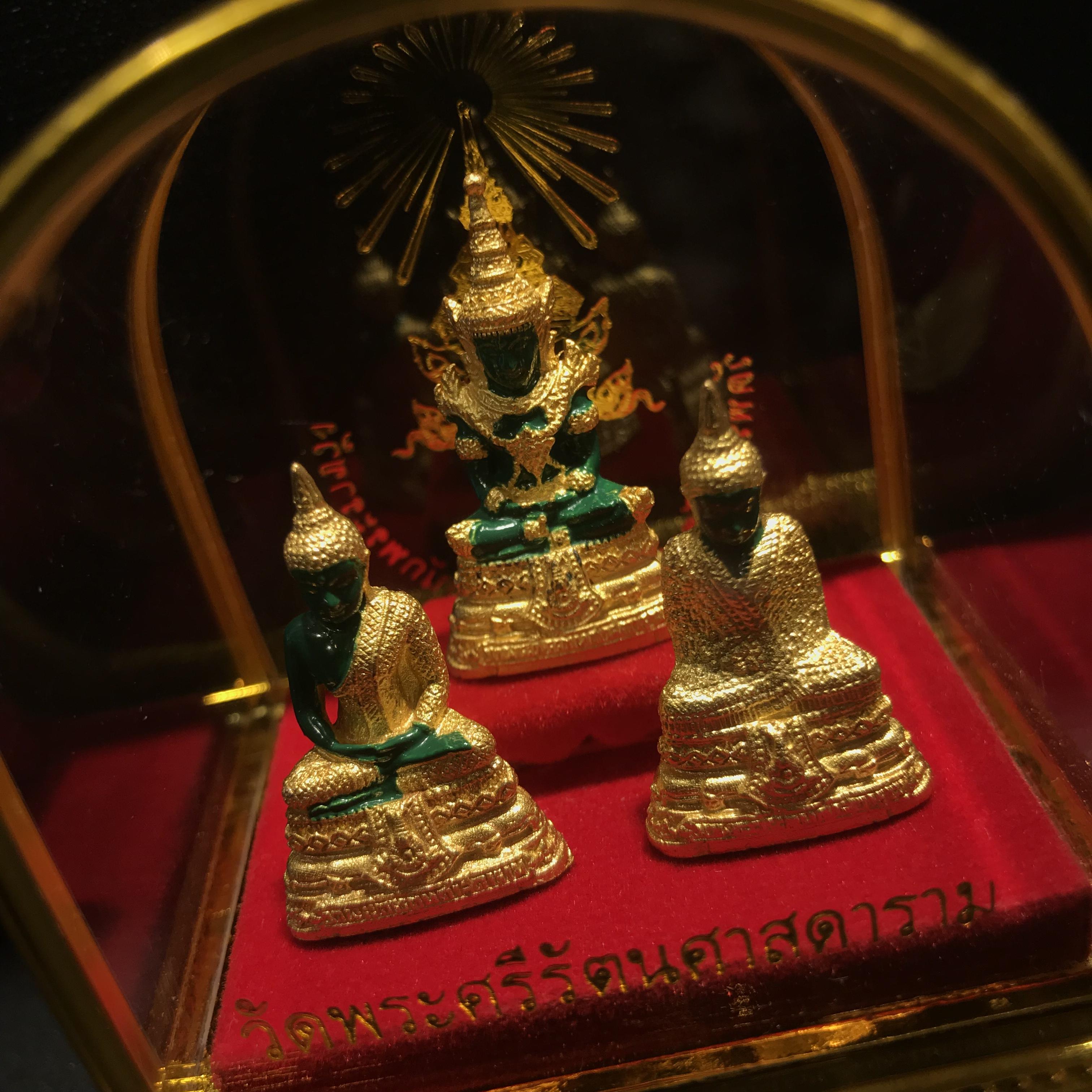 พระพุทธมหามณีรัตนปฏิมากร(พระแก้วมรกต) วัดพระศรีรัตนศาสดาราม สำนักพระราชวัง จัดสร้าง ชุด 3 ฤดู หน้าตัก 1 นิ้วพร้อมครอบตู้เดิม(บรรจุมวลสารใต้ฐาน)