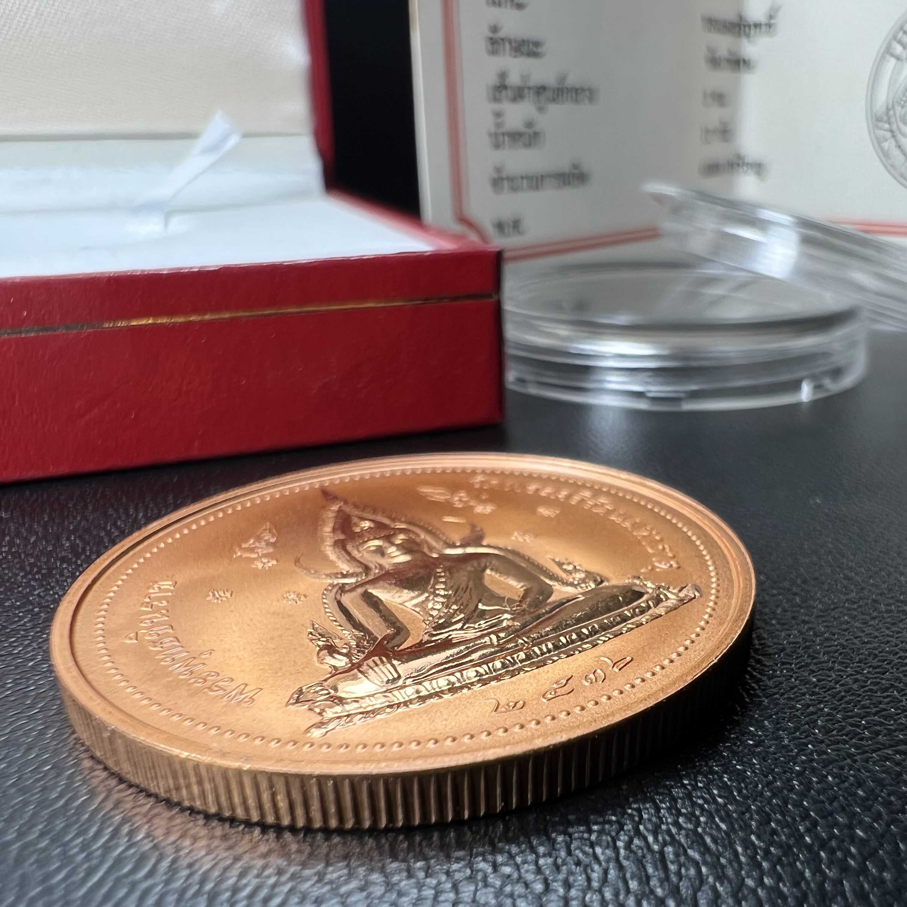 เหรียญสมเด็จพระนเรศวรมหาราช-พระพุทธชินราช รุ่นกองทุนสร้างอาคารเรียนวิทยาลัยสงฆ์ วัดพระศรีรัตนมหาธาตุ ปี 2536 เนื้อทองแดงขัดเงา บล็อกนอก เพิร์ธ ประเทศออสเตรเลีย(PERTH MINT)กล่องบรรจุเดิมใบรับรองพร้อมสวยงาม