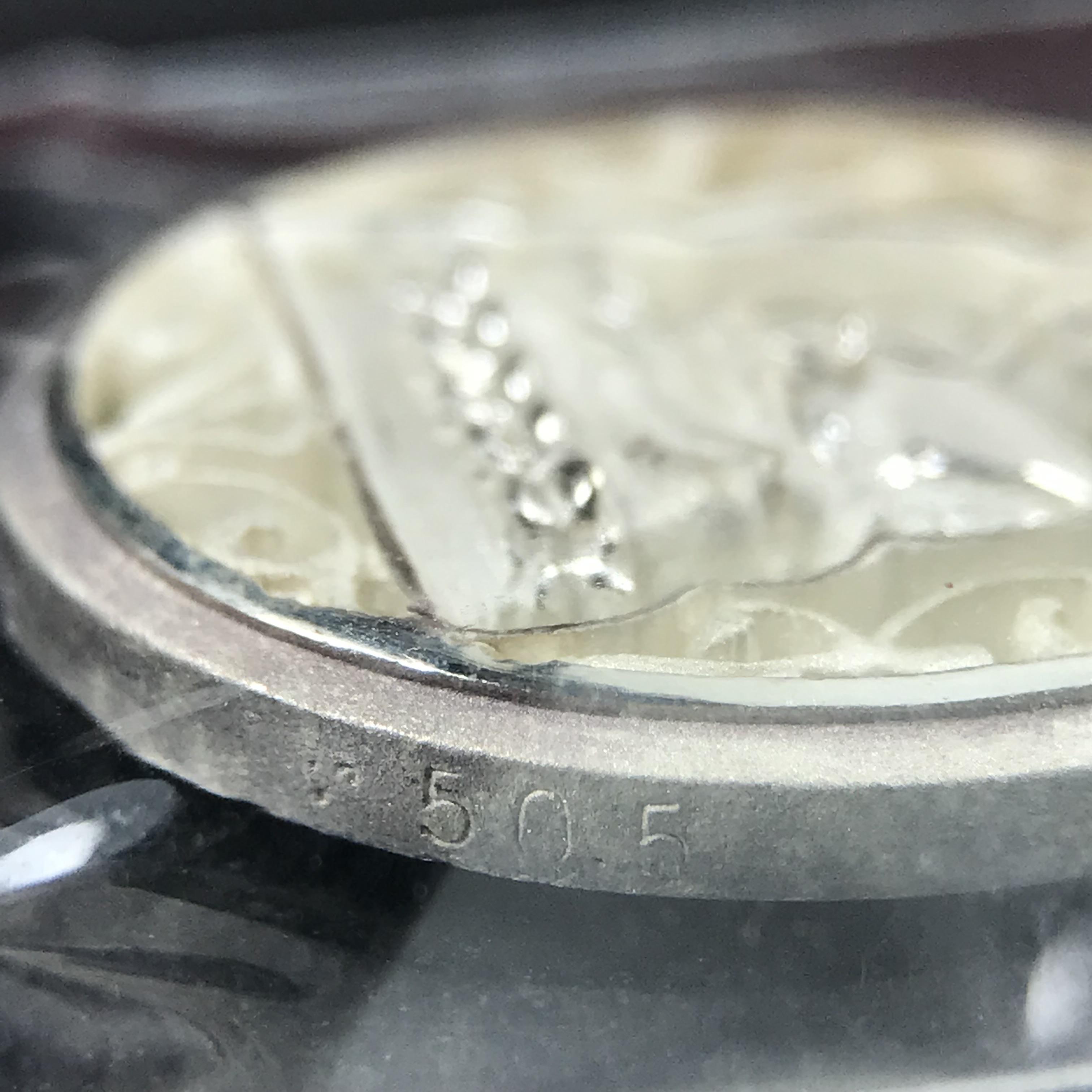 เหรียญหลวงพ่อทวด รุ่นมงคลบารมี วัดประสาทบุญญาวาส ปี 2545 เนื้อเงิน พิมพ์ทรงรูปไข่เล็ก(ขนาด 2.0*1.8 ซม.)ฉลุลายฉากพี้นหลังสีรุ้งสามมิติสวยงาม ตอกโค๊ตมีหมายเลข สภาพสวยซีนซองเดิมพร้อมกล่องบรรจุเดิมครบ***เดินทางปลอดภัยหลวงพ่อทวดคุ้มครอง****