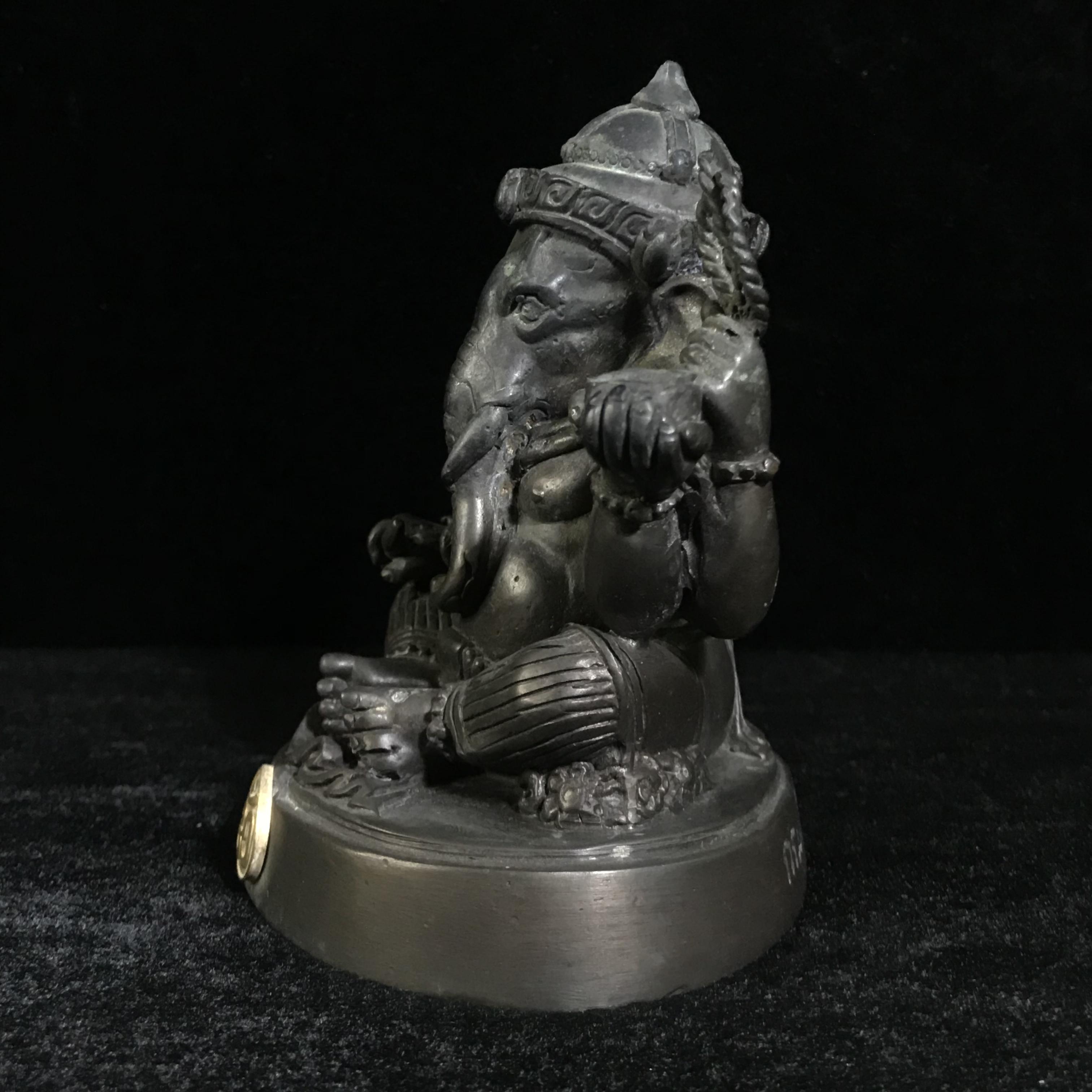 พระพิฆเนศ กรมศิลปากร ปี2547 ขนาดบูชาหน้าตัก 3 นิ้ว โลหะผสมเนื้อดี มีโค๊ดหมายเลขกำกับ (1 ใน 5000 องค์)