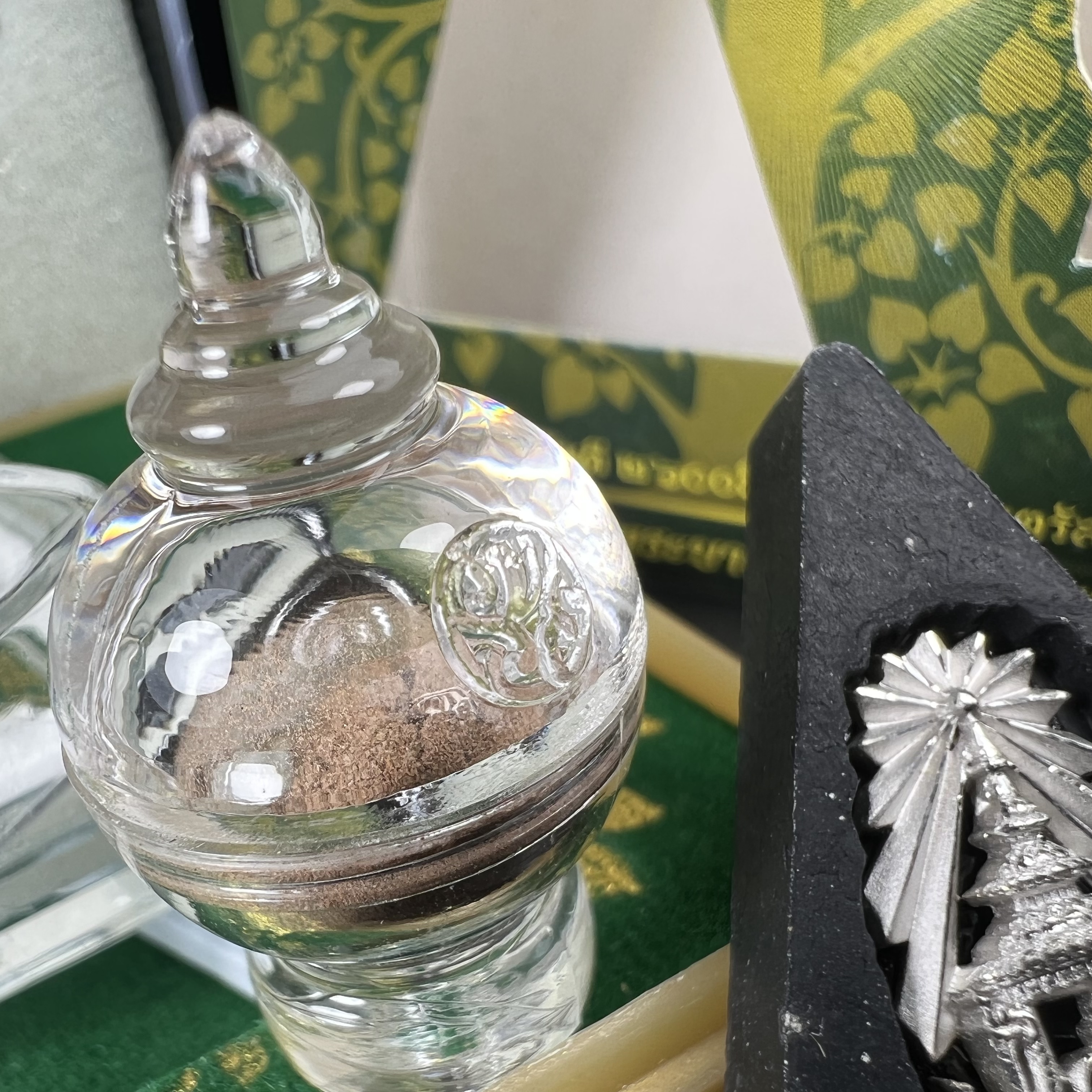 พระพุทธชินราช(จำลอง)ภปร. 84พรรษา เนื้อผงปิดทองด้านหน้า หลัง ภ.ป.ร. เงินชุบทองคำขาว(พระราชทานมวลสาร จิตรลดาและเส้นพระเจ้า ร.9(เส้นผม))