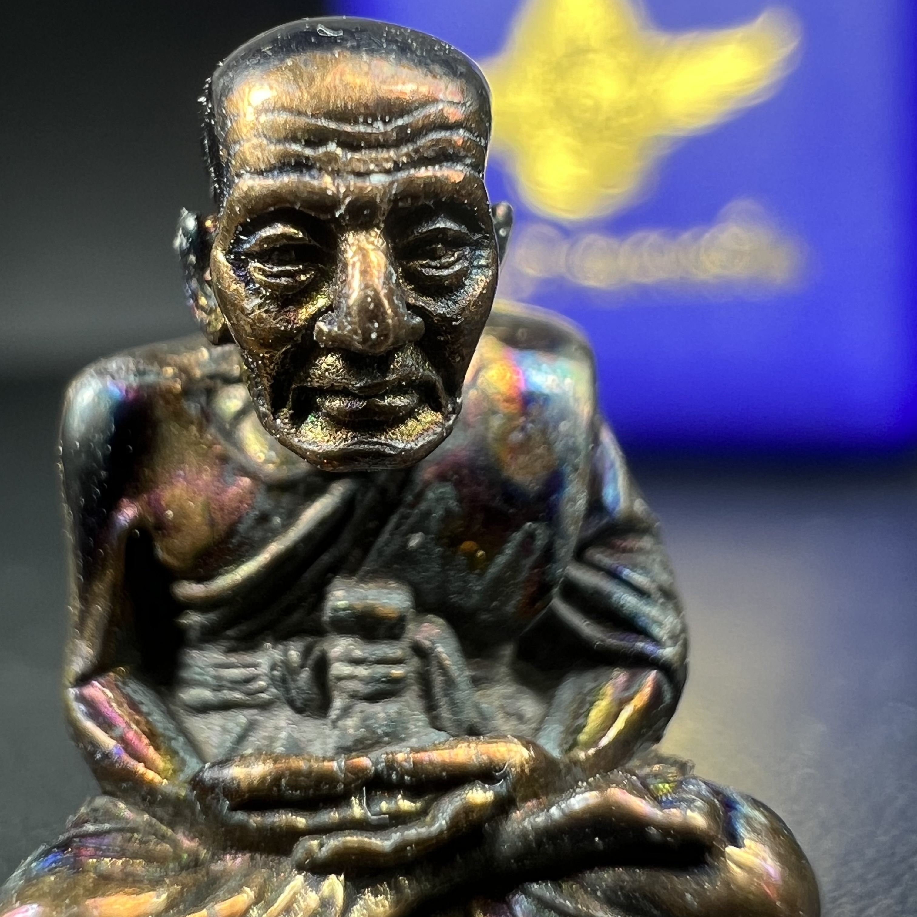 รูปเหมือนหล่อลอยองค์หลวงปู่ทวด รุ่น 111ปี กระทรวงกลาโหม เนื้อนวโลหะรมดำ-ปัดเงา ปี2540 พิธีใหญ่ เข้มขลัง นิยม พร้อมกล่องบรรจุเดิม(คัดสภาพสวยผิวเทพๆผิวรุ้งๆ)ทั้งพิธีทั้งพุทธศิลป์ทรงคุณค่าอีกหนึ่งรุ่นยอดนิยม