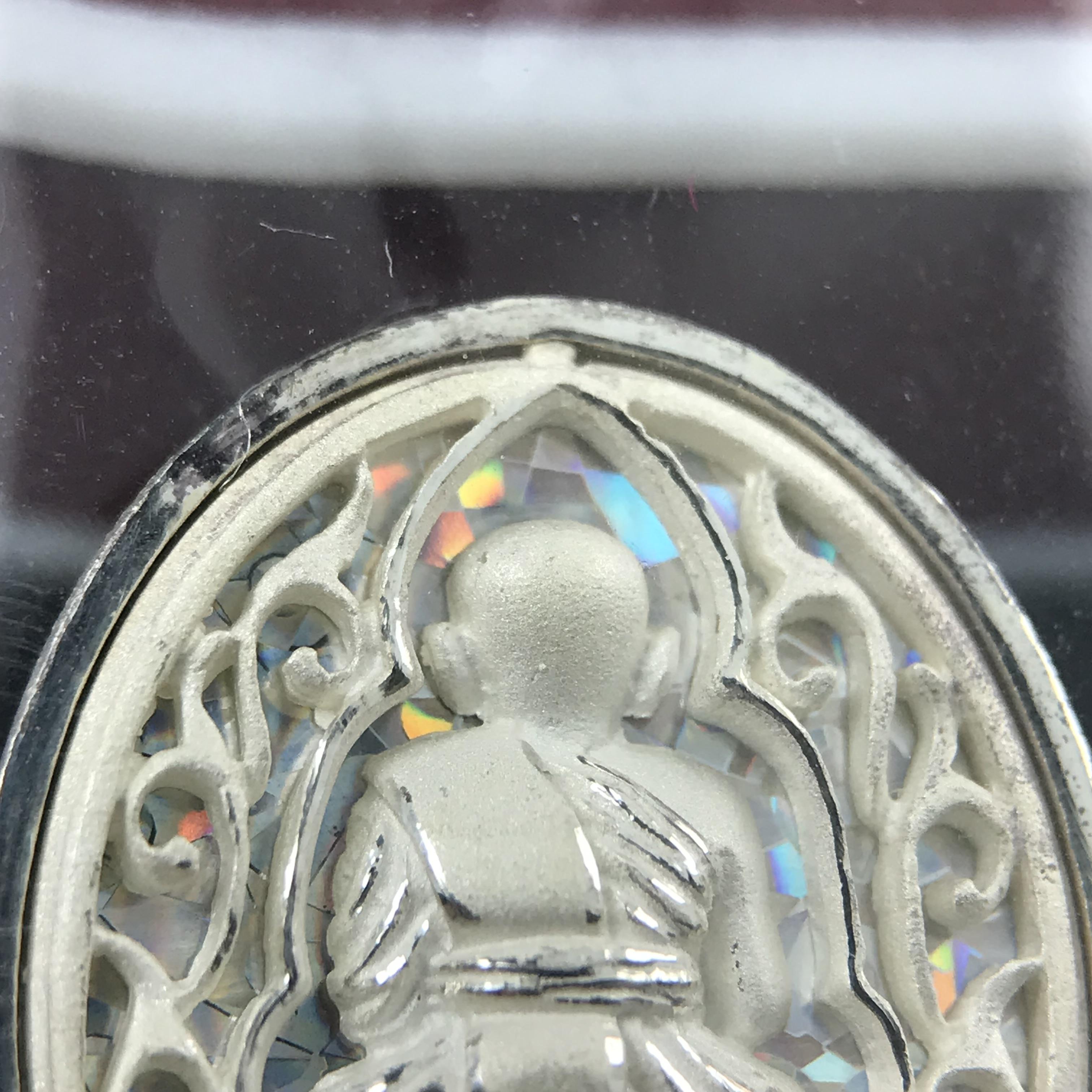 เหรียญหลวงพ่อทวด รุ่นมงคลบารมี วัดประสาทบุญญาวาส ปี 2545 เนื้อเงิน พิมพ์ทรงรูปไข่เล็ก(ขนาด 2.0*1.8 ซม.)ฉลุลายฉากพี้นหลังสีรุ้งสามมิติสวยงาม ตอกโค๊ตมีหมายเลข สภาพสวยซีนซองเดิมพร้อมกล่องบรรจุเดิมครบ***เดินทางปลอดภัยหลวงพ่อทวดคุ้มครอง****