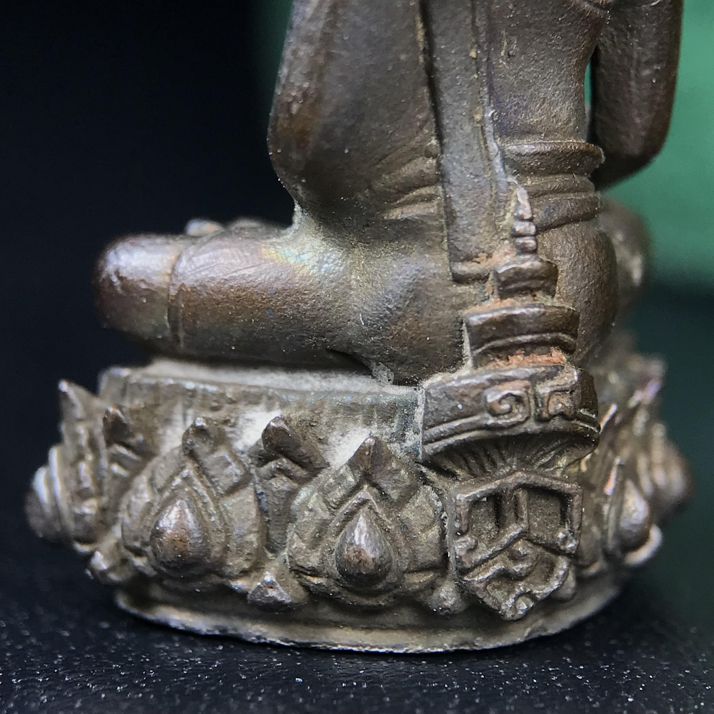 พระกริ่งวาสนา(รุ่นแรก) 80 พรรษา สมเด็จพระสังฆราช (วาสน์) วัดราชบพิธฯ ปี2521 เนื้อนวโลหะ(ตอกโค๊ตพระปิดตา) โดยมีหลวงปู่โต๊ะ วัดประดู่ฉิมพลีร่วมปลุกเสก พร้อมกล่องบรรจุเดิม(รุ่นแรก คอตั้งตรงได้สัดส่วน หายาก)