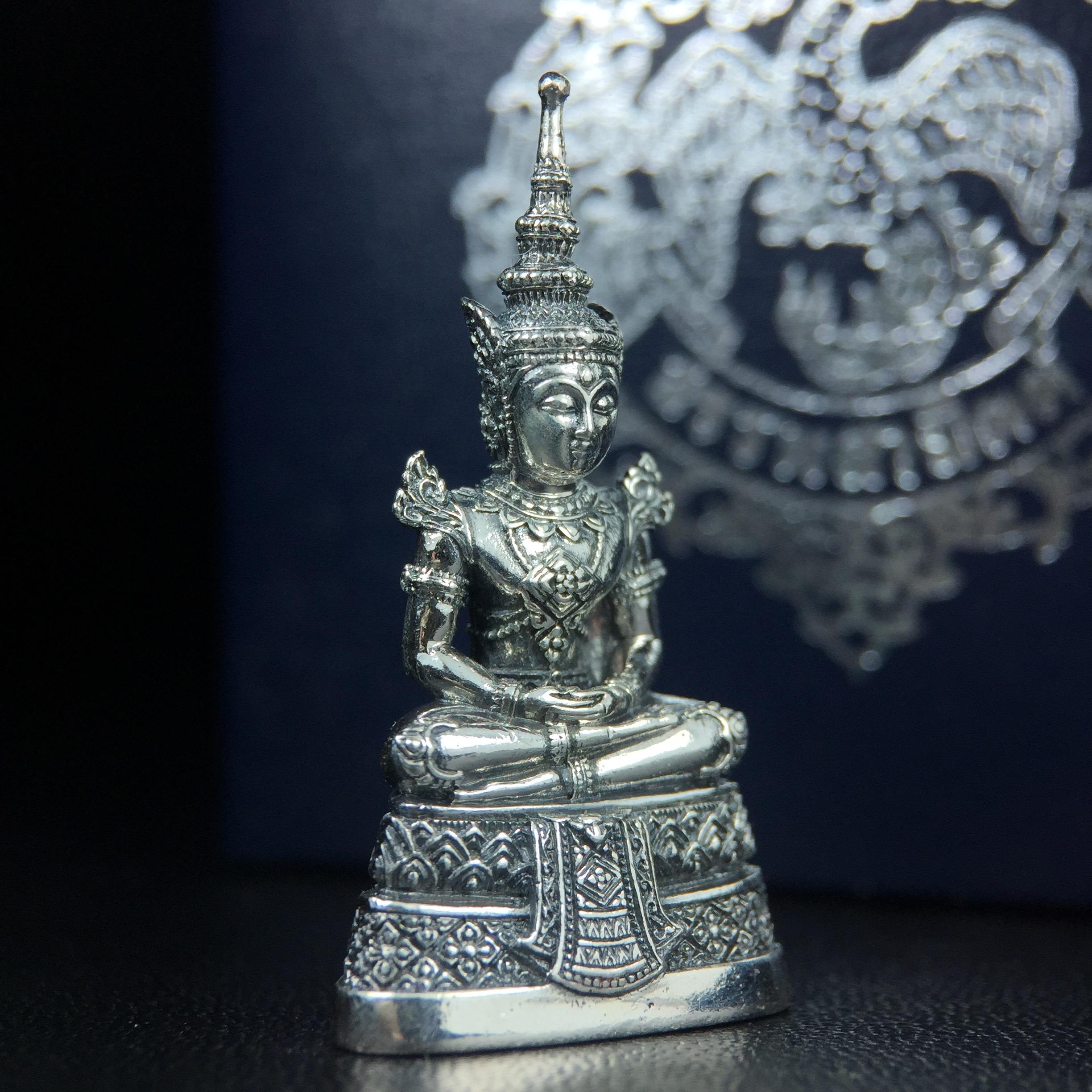 พระแก้วมรกต กรมสรรพสามิตจัดสร้างขึ้นเนื่องในโอกาสครบรอบ 64 ปีของกรมสรรพสามิต และเนื่องในวโรกาสที่พระบาทสมเด็จพระเจ้าอยู่หัวทรงครองราชย์ครบ 50 ปีในปีกาญจนาภิเษก เมื่อ พ.ศ.2539 เนื้อเงินรมดำขัดเงาพร้อมกล่องบรรจุเดิม